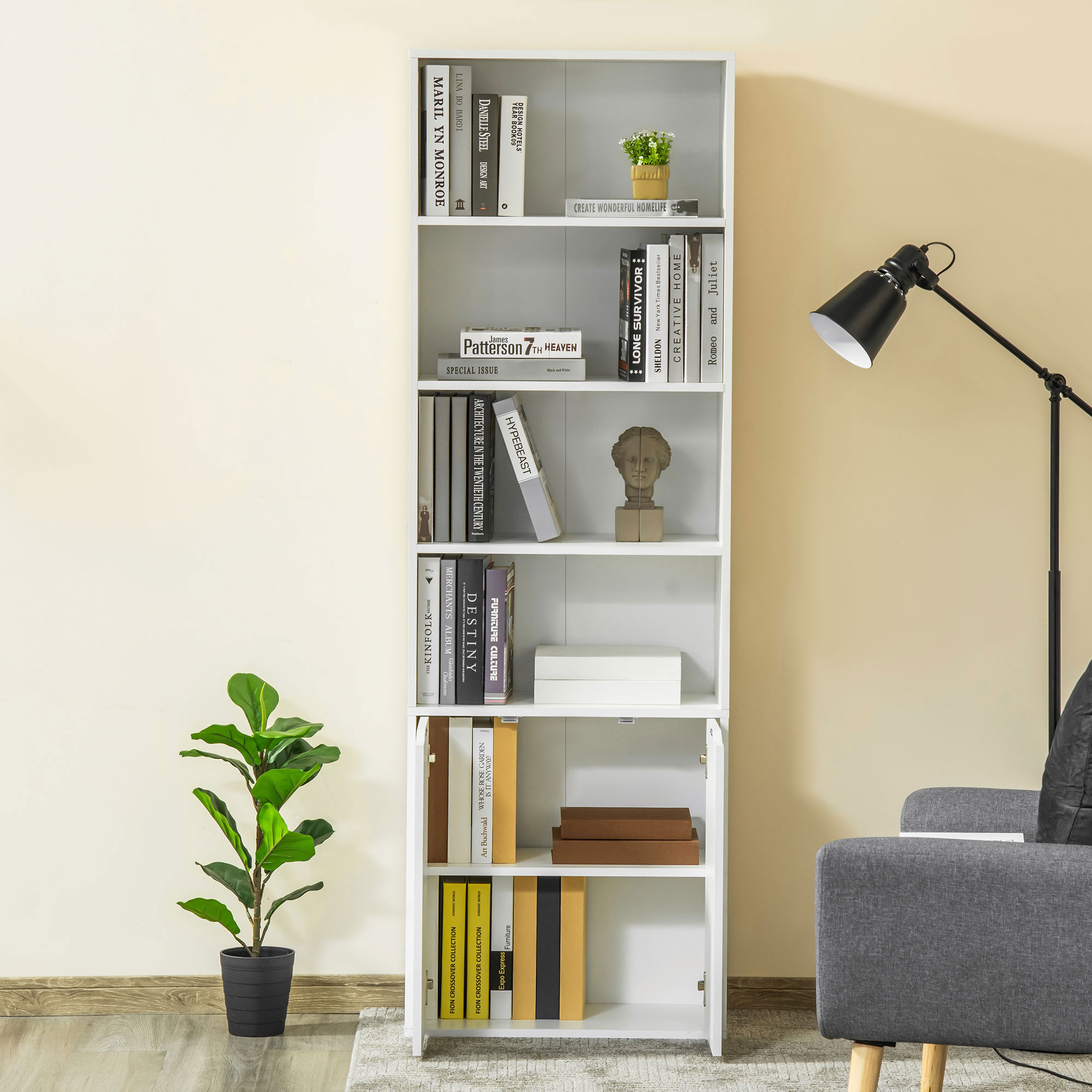 Una estantería blanca llena de libros y decoración. Una planta a la izquierda, una lámpara de pie.