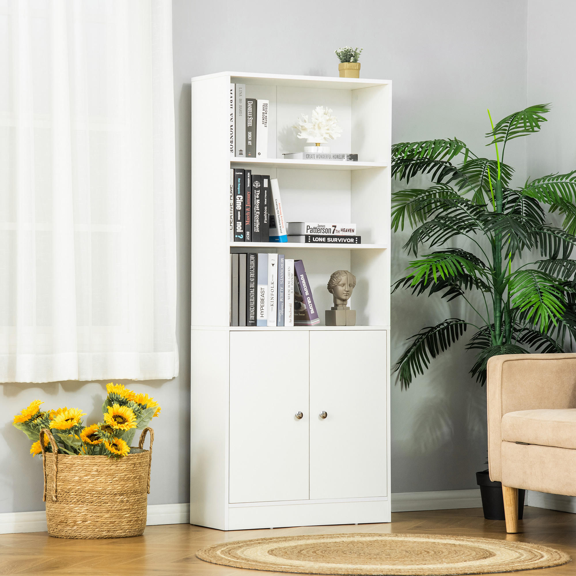 Una estantería blanca con libros, decoración, una estatua y un jarrón de girasoles.