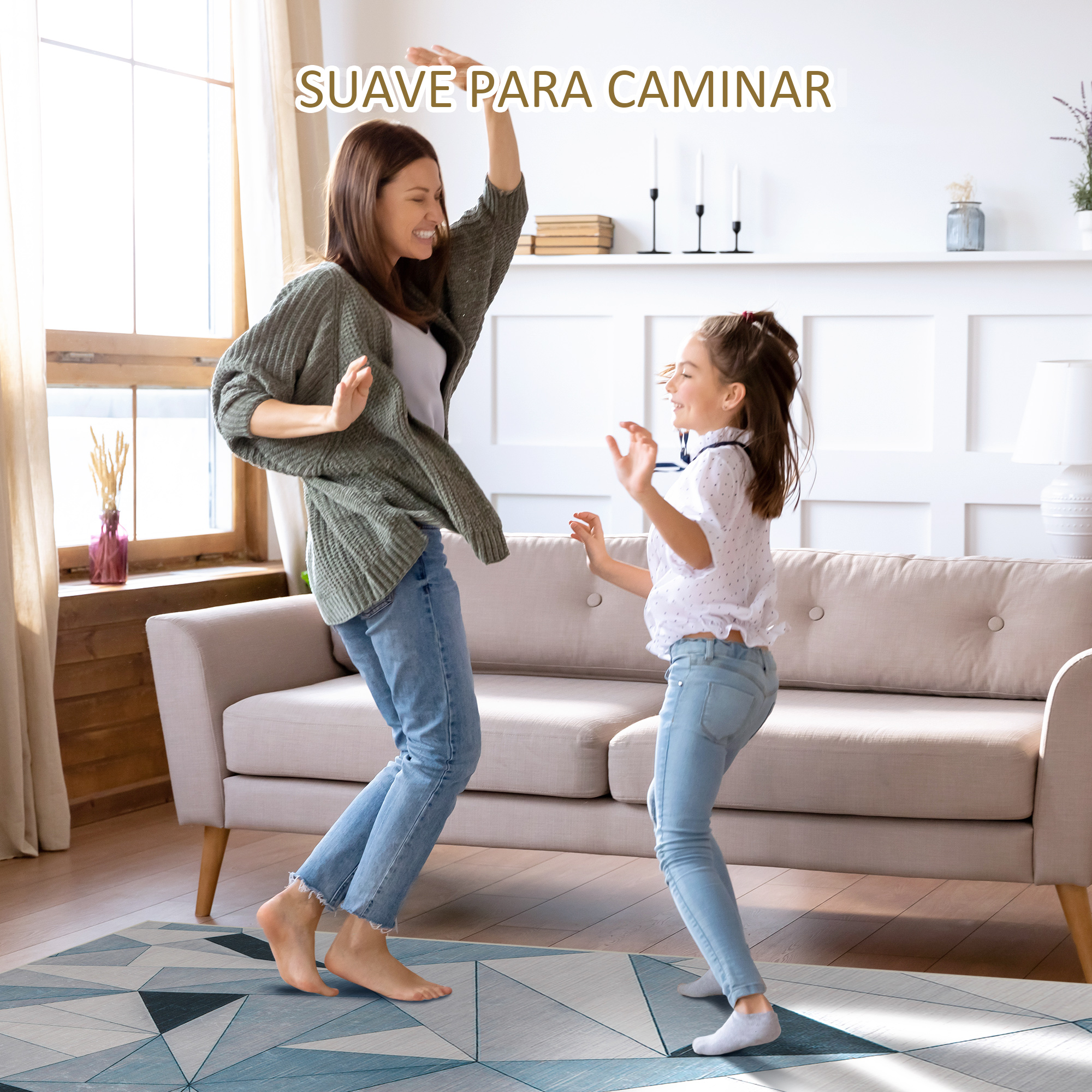 Madre e hija bailando sobre una alfombra geométrica.
