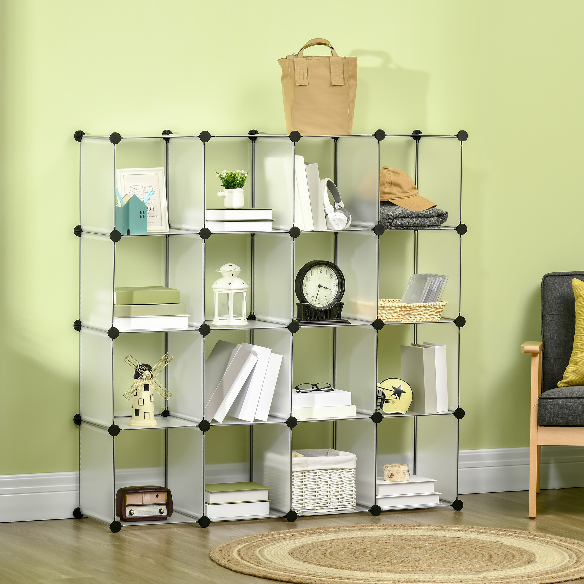Estantería con libros, reloj, bolso y objetos decorativos contra pared verde claro.