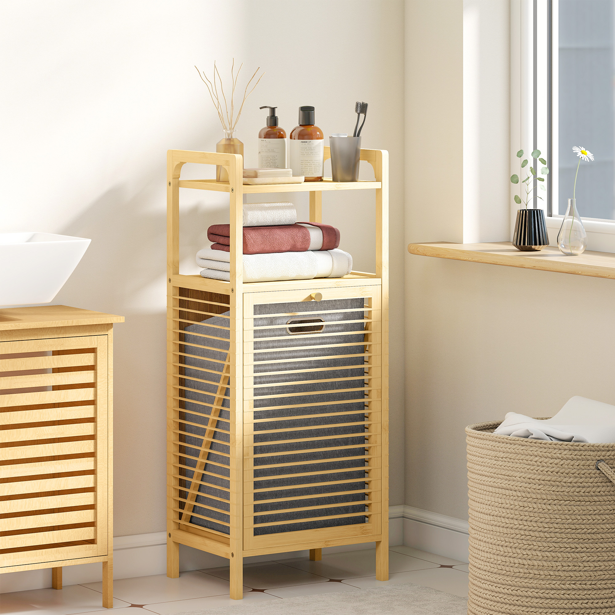 Un estante de baño de madera con toallas, jabón y cepillos de dientes junto a una ventana.