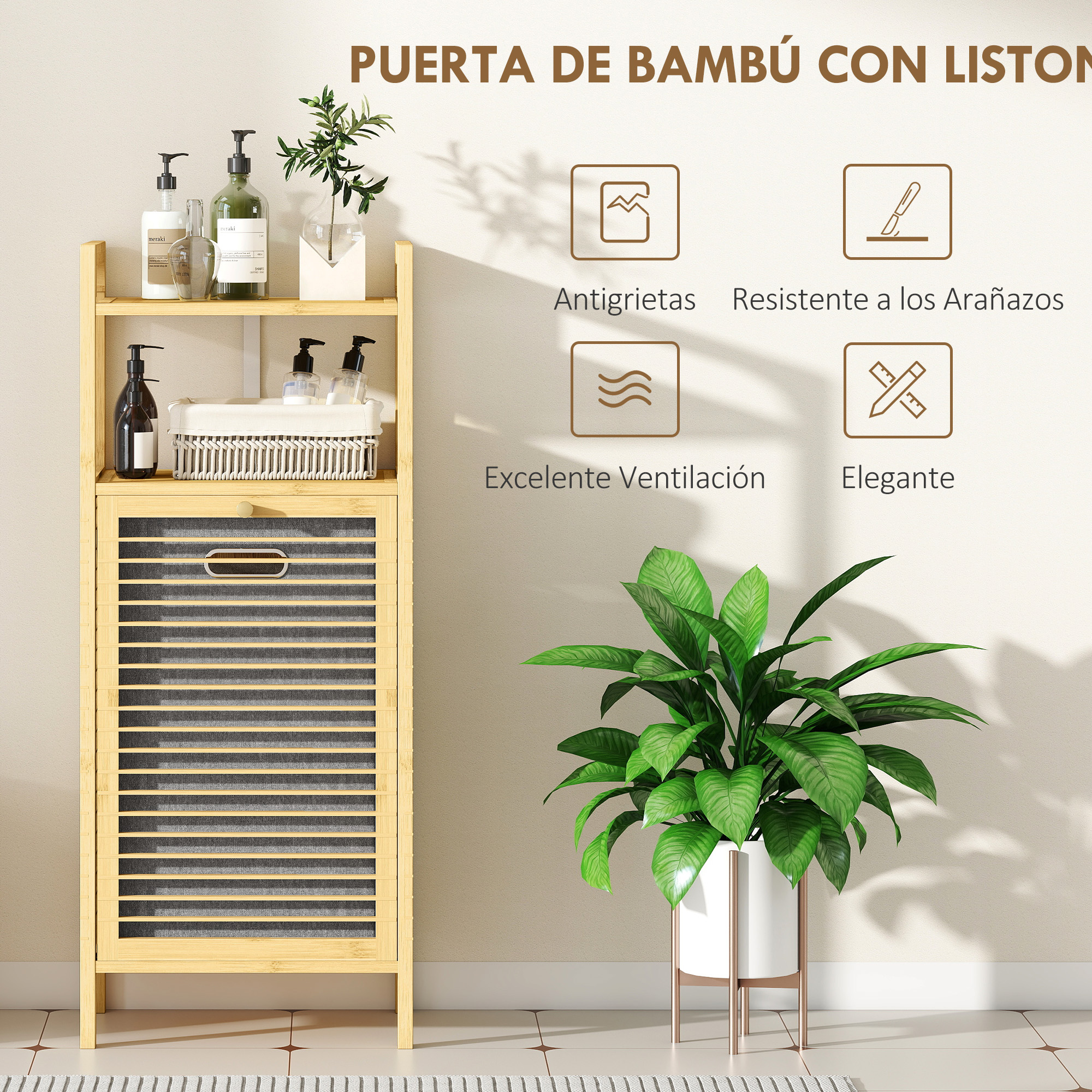 Un estante de bambú con botellas y una cesta, junto a una planta.