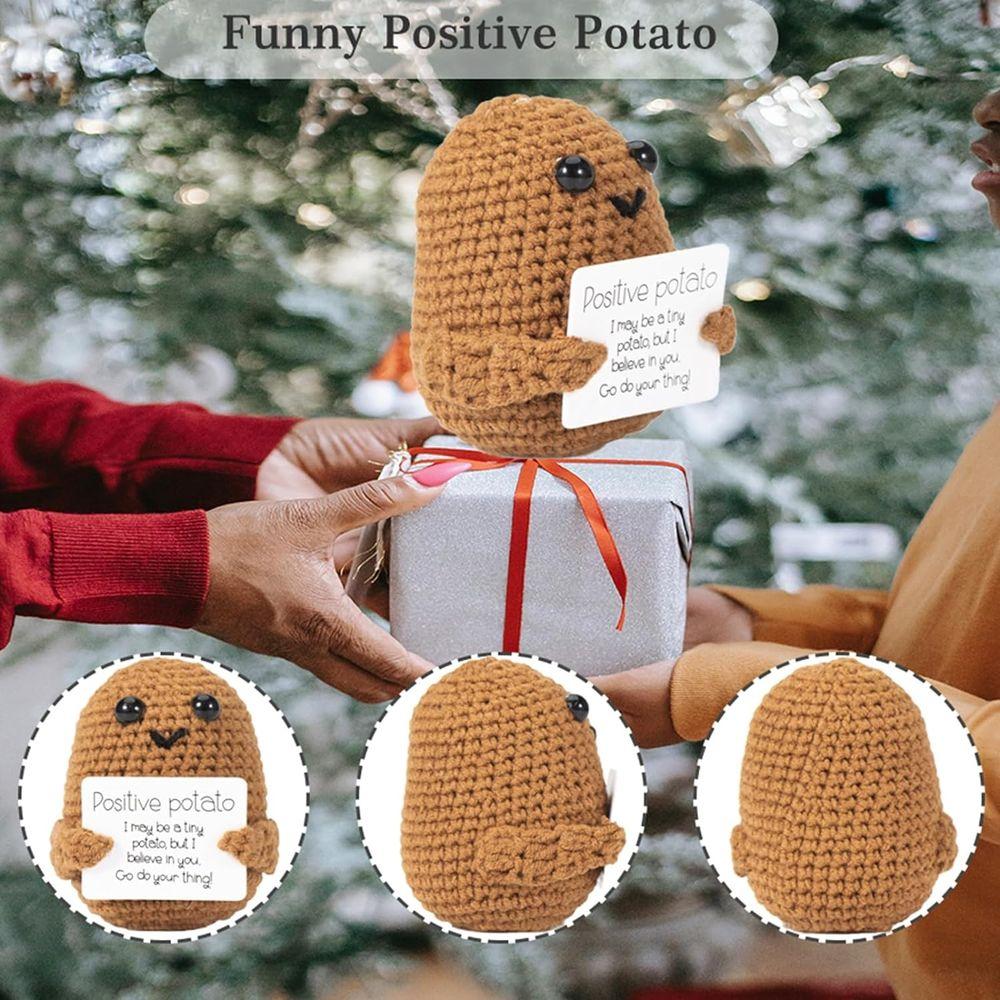 Gehäkelte Kartoffel hält eine Karte mit der Aufschrift 'Positive Kartoffel'.