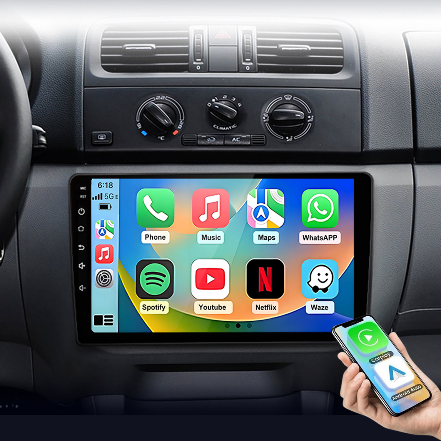 Un sistema de infoentretenimiento de coche muestra iconos de aplicaciones. Una mano sostiene un smartphone.