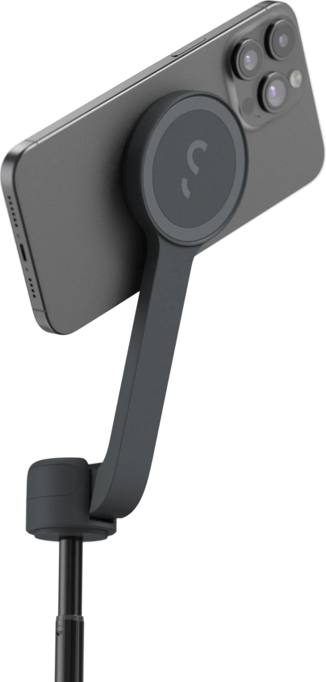 Ein graues Smartphone an einem Gimbal-Stativ mit weißem Hintergrund.