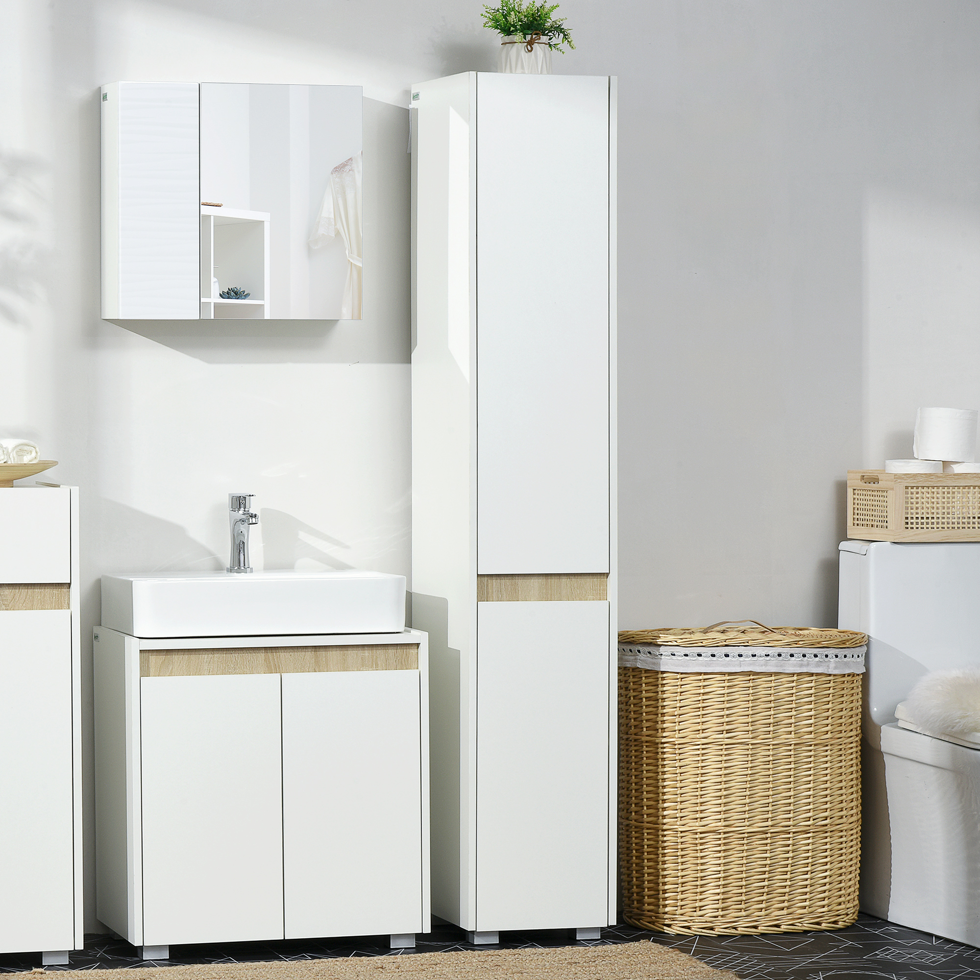 Un baño con muebles blancos, lavabo, armario de pared y cesto de ropa.