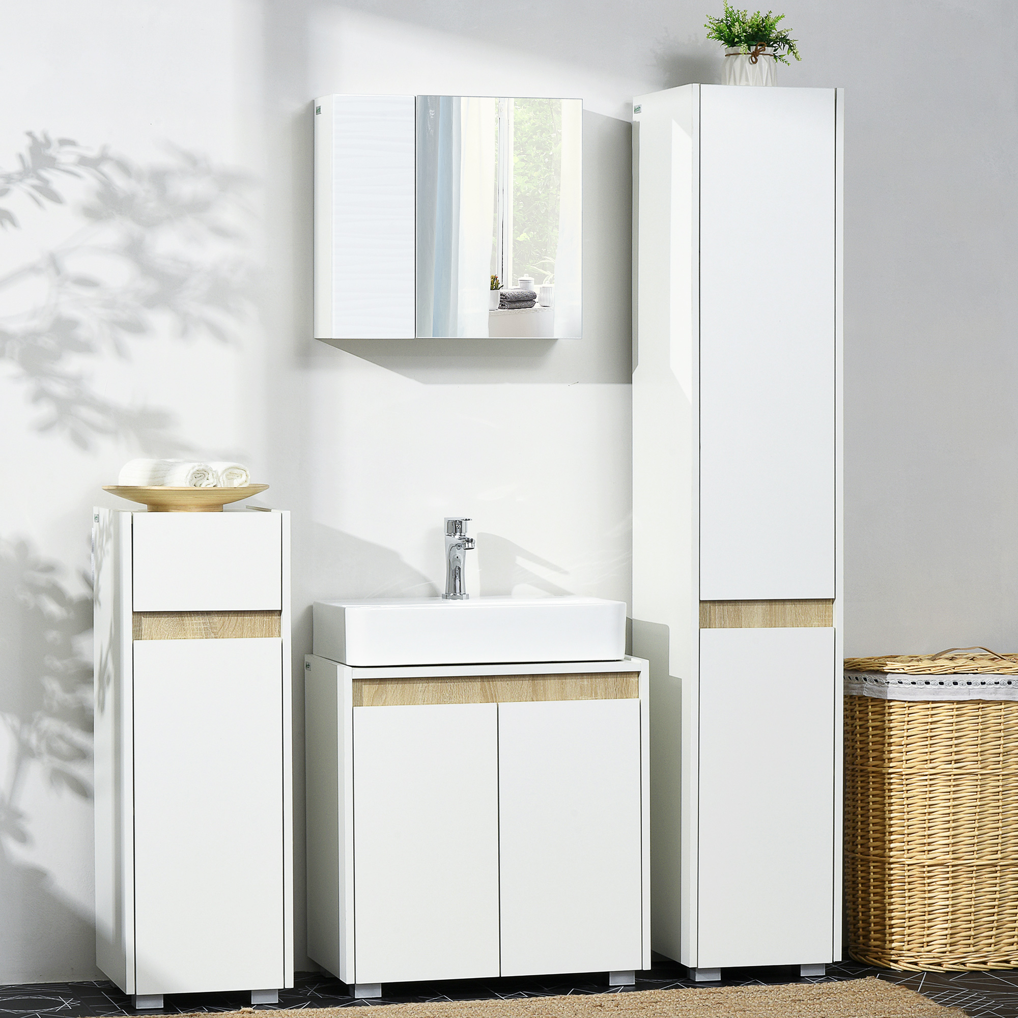 Un baño moderno con gabinetes blancos, un lavabo y un espejo.