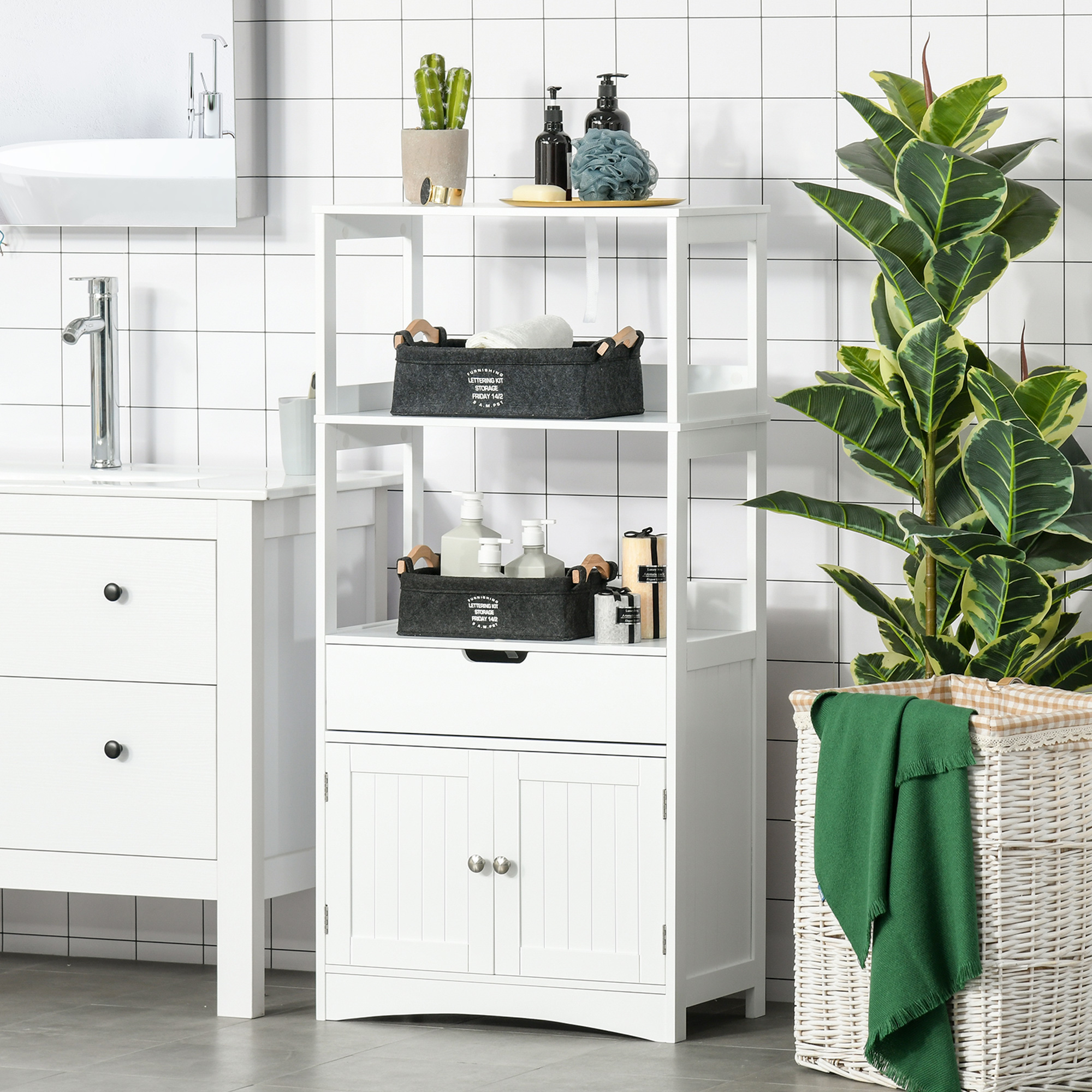 Un estante blanco para baño con artículos de baño, plantas y una cesta de lavandería.