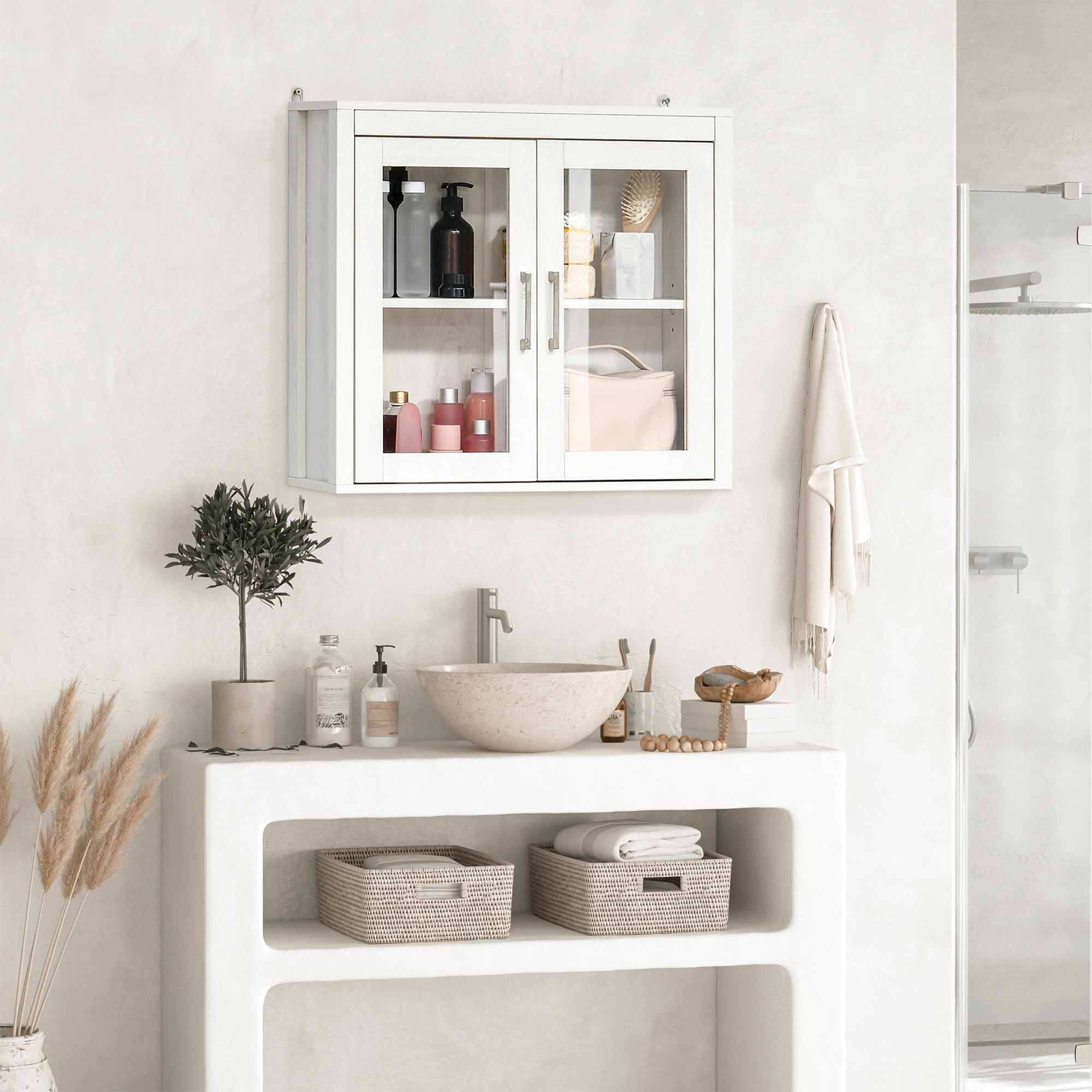 Un baño con mueble blanco, lavabo y toallero. Incluye artículos de tocador y decoración.