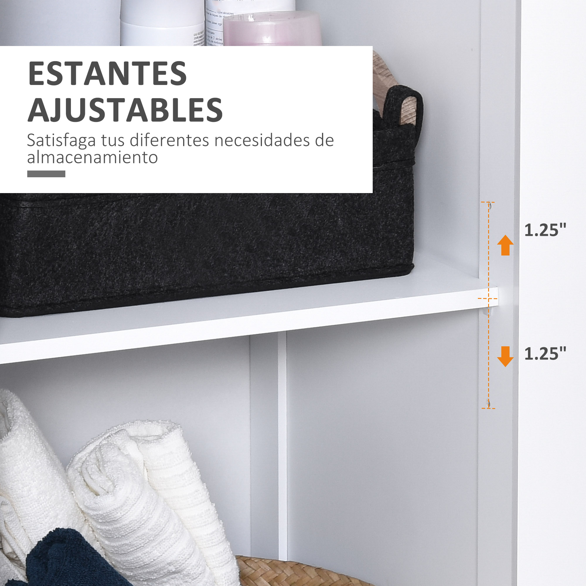 Contenedor de almacenamiento negro en un estante blanco con toallas dobladas debajo.