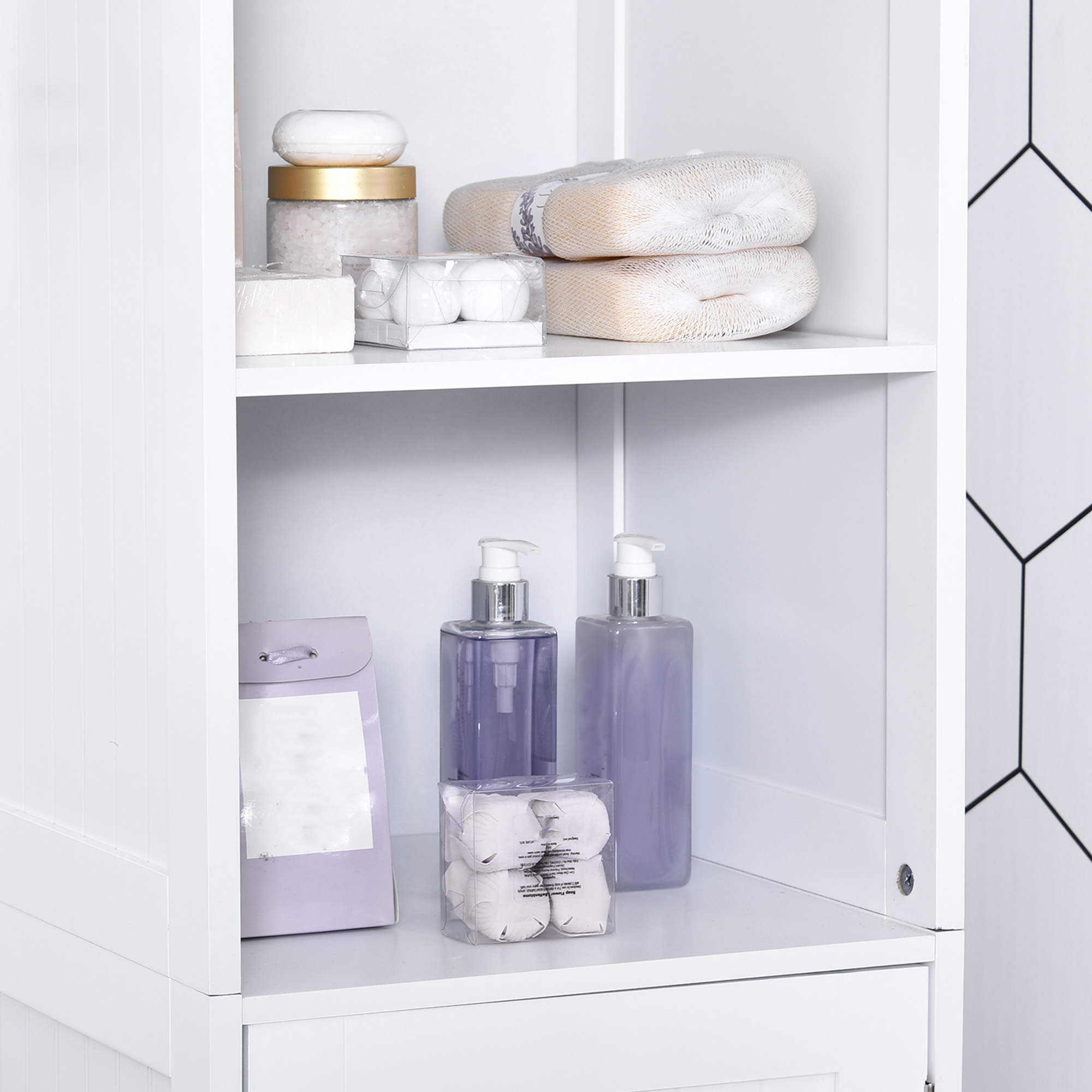 Estantes blancos de baño con jabones, sales de baño y lociones.