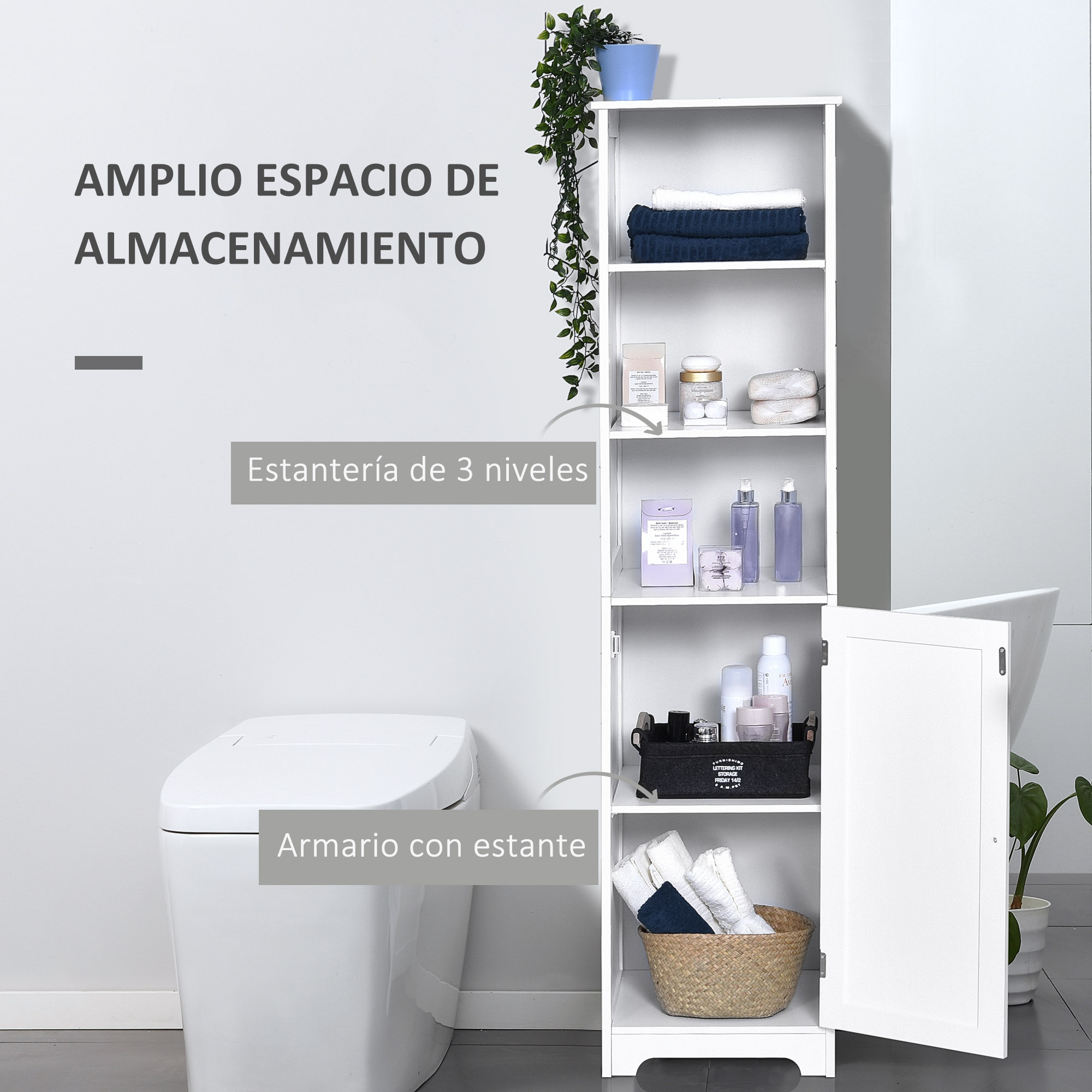 Estantería blanca de baño junto a un inodoro con toallas dobladas y artículos de tocador.