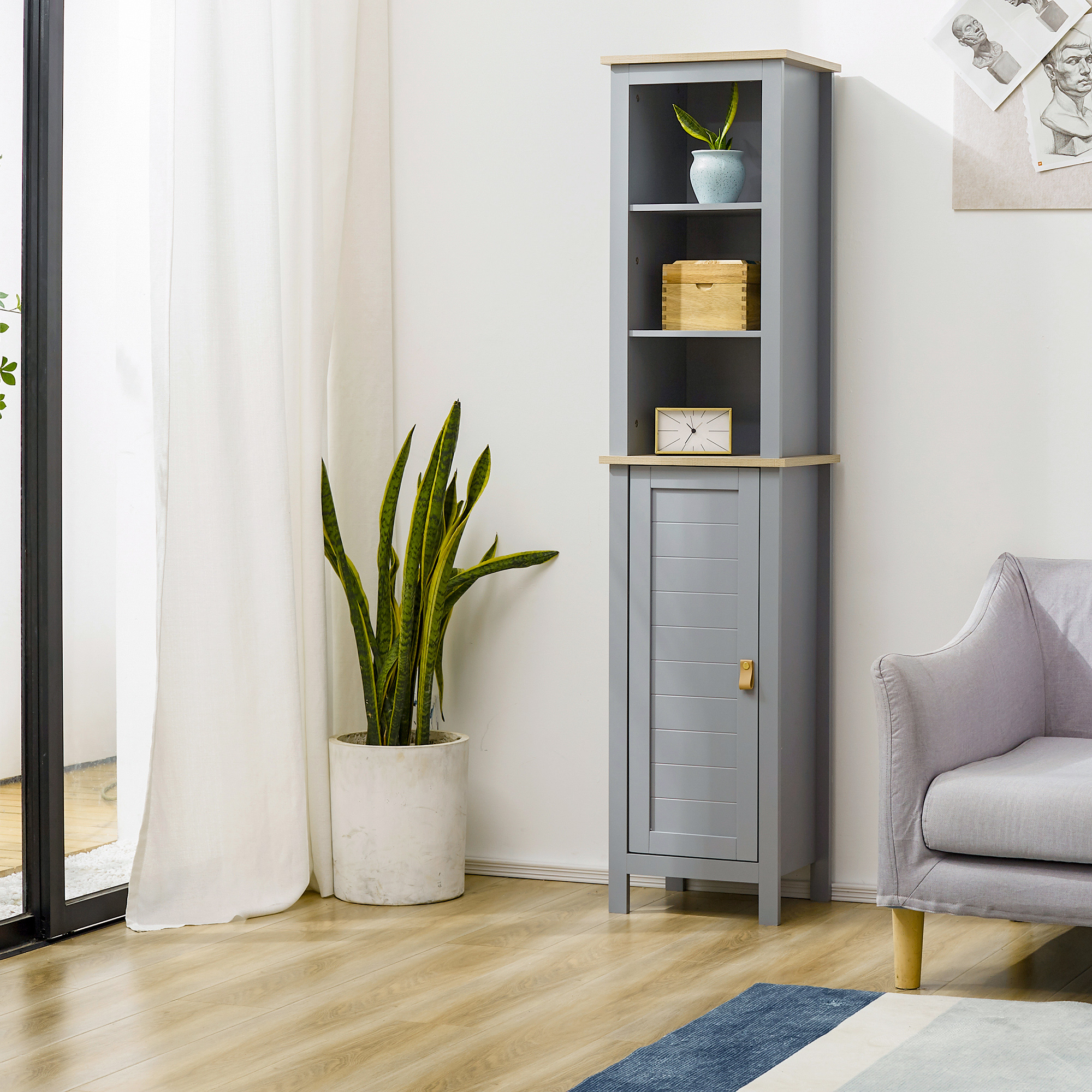 Un armario alto y estrecho gris con detalles de madera, plantas y sillón.