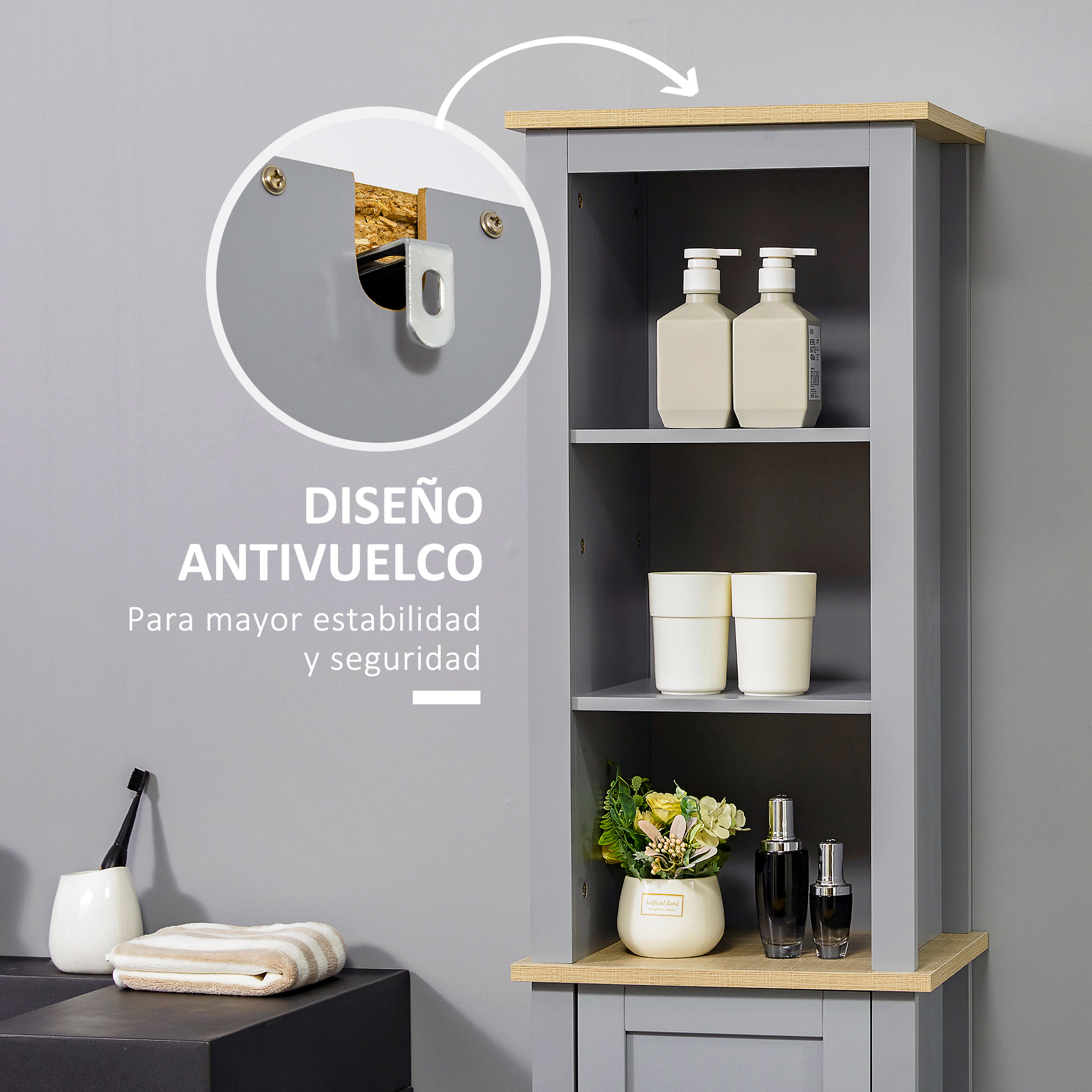Gabinete gris con tapa de madera, botellas, macetas y flores.