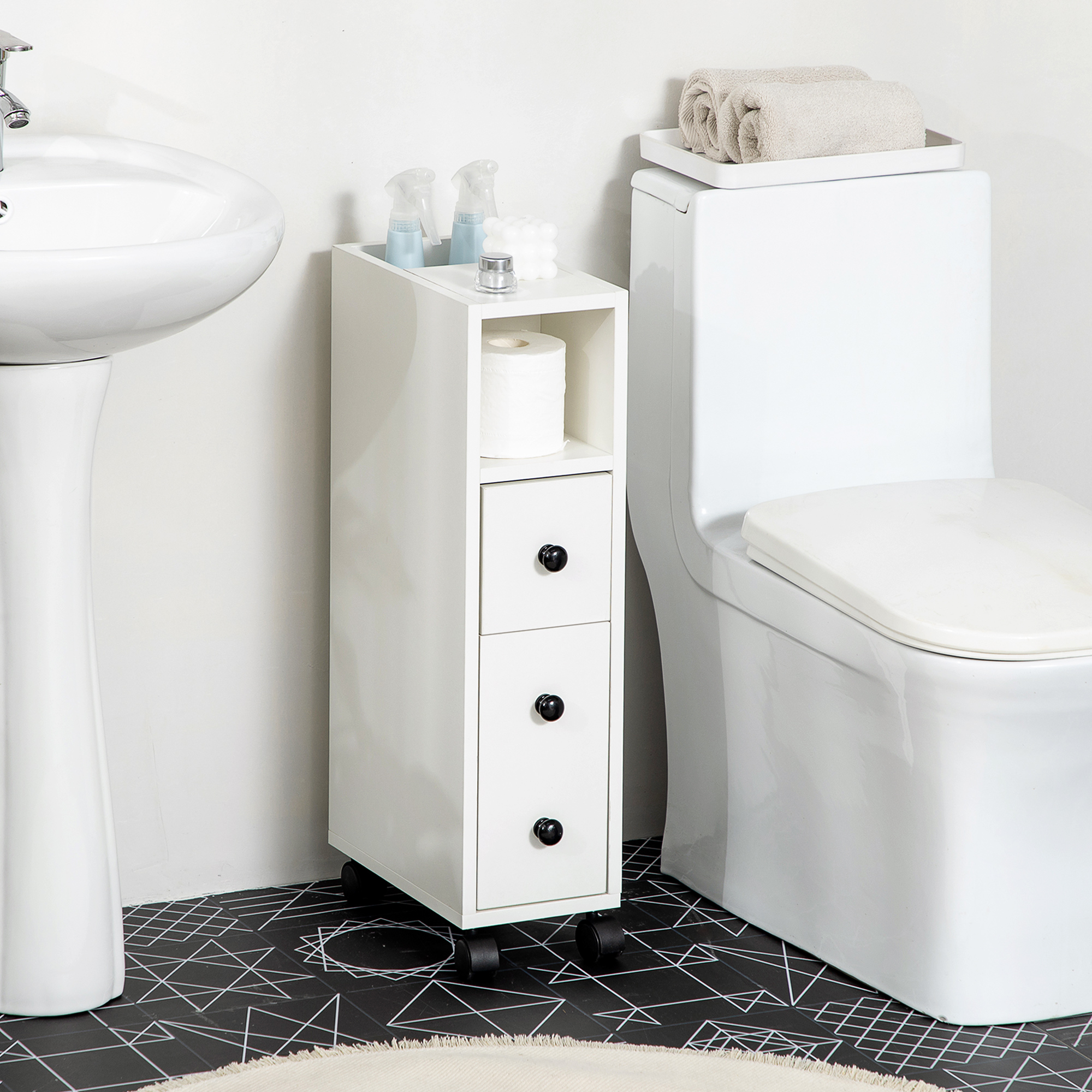 Un estrecho carrito de baño blanco con ruedas, con papel higiénico y botellas pulverizadoras.