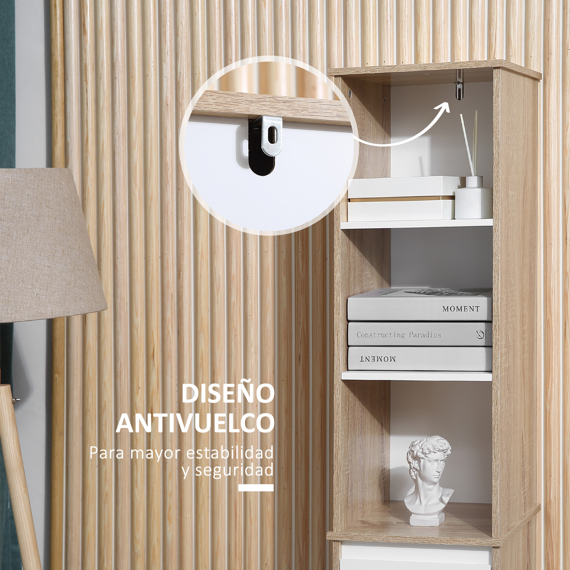 Un estante sencillo con libros, estatua y objeto decorativo. Diseño antivuelco.