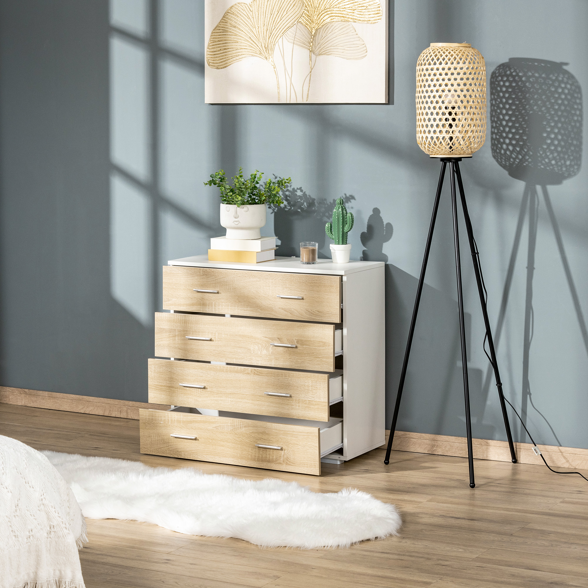 Cómoda con frente de madera, lámpara, planta y cuadro en pared azul.