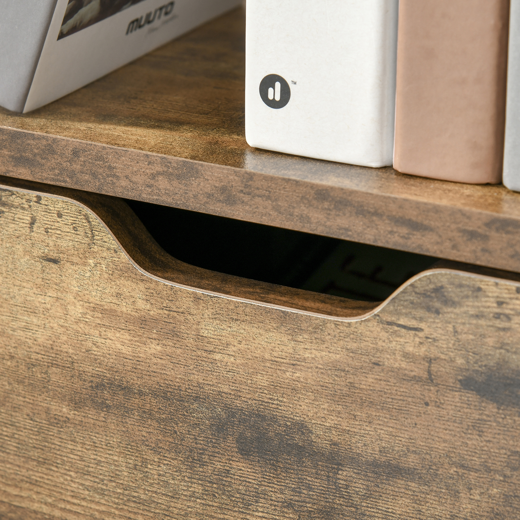 Cajón de madera con asa empotrada y libros en el estante.
