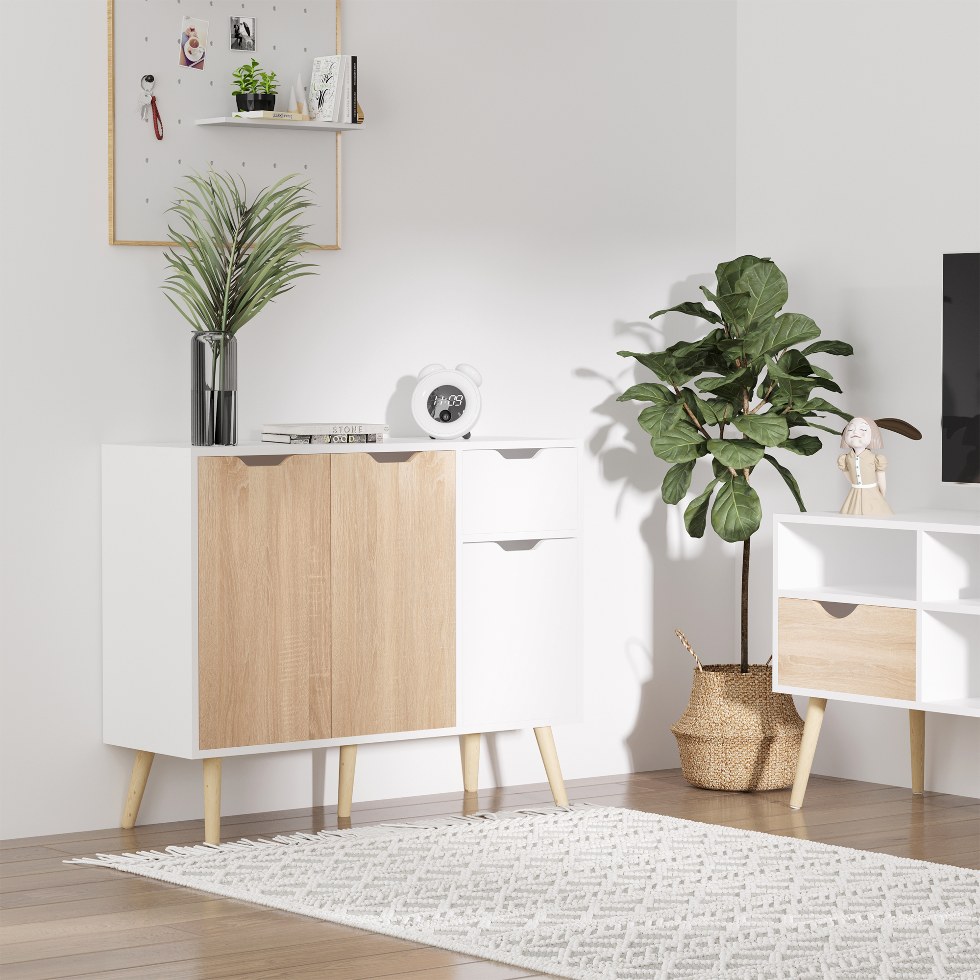Un aparador blanco con frentes de madera, una estantería y plantas.
