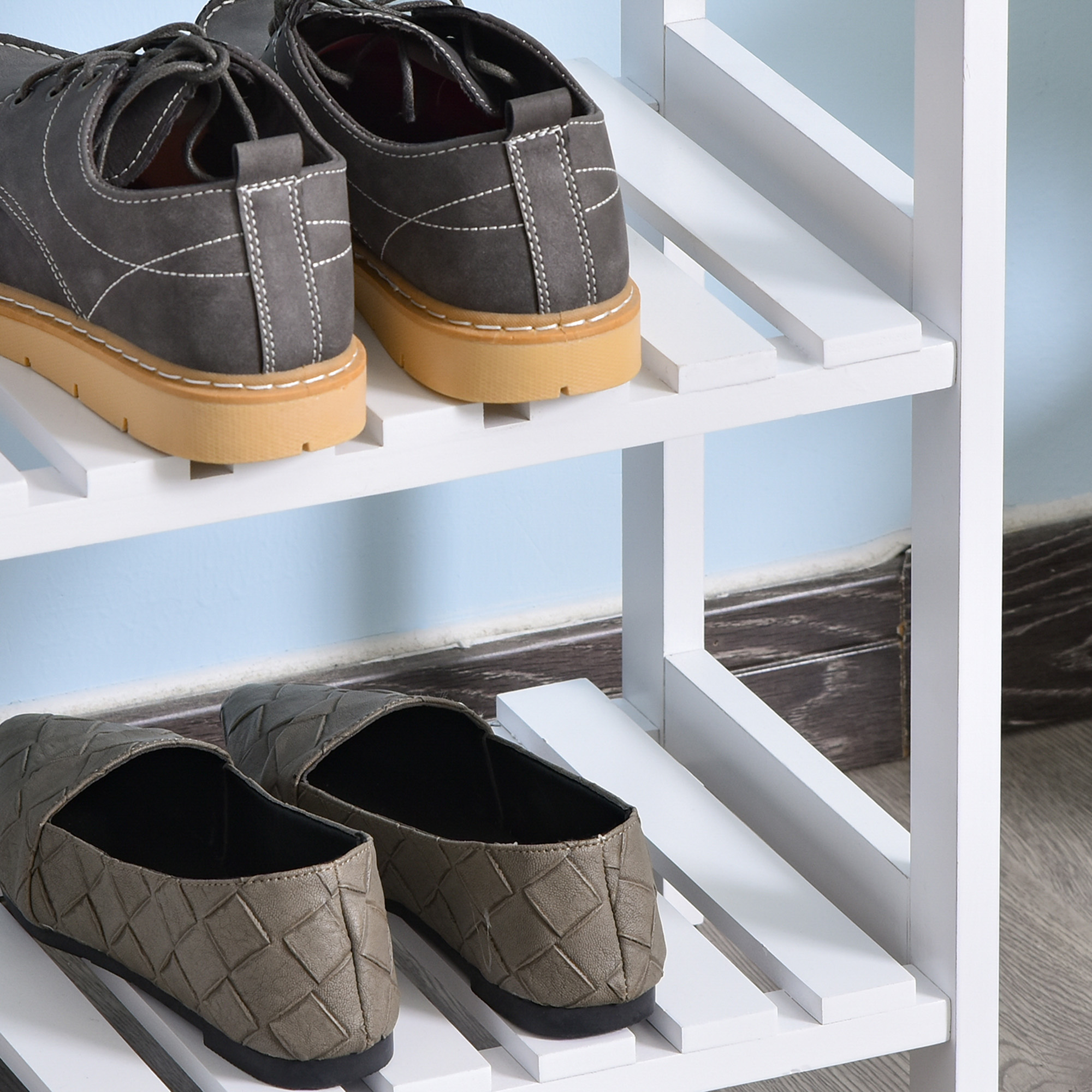 Dos pares de zapatos en un estante blanco: de cordones arriba, mocasines abajo.