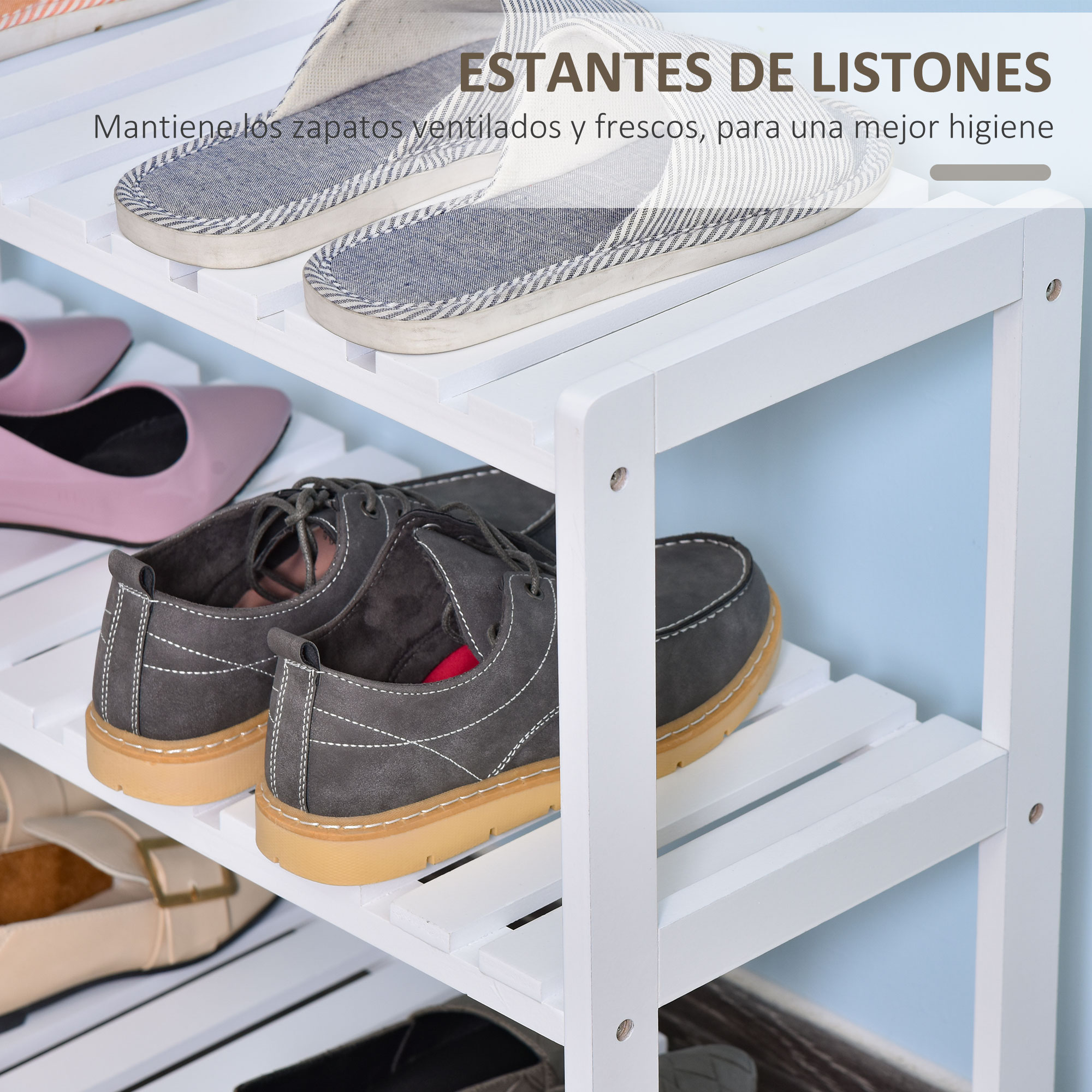 Un zapatero blanco de varios niveles con zapatillas y zapatos de cordones.