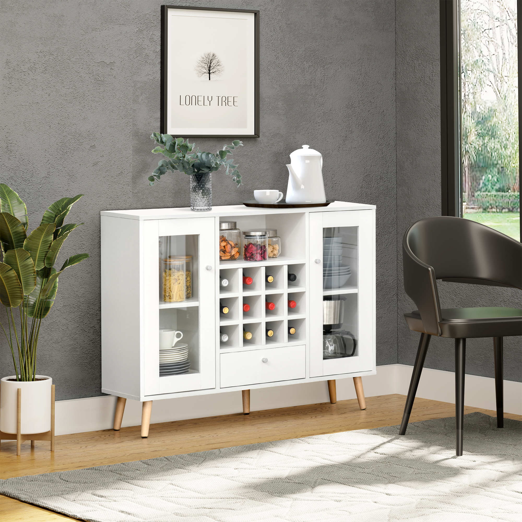 Armario blanco con puertas de cristal, botellero y decoración. Una silla cerca.