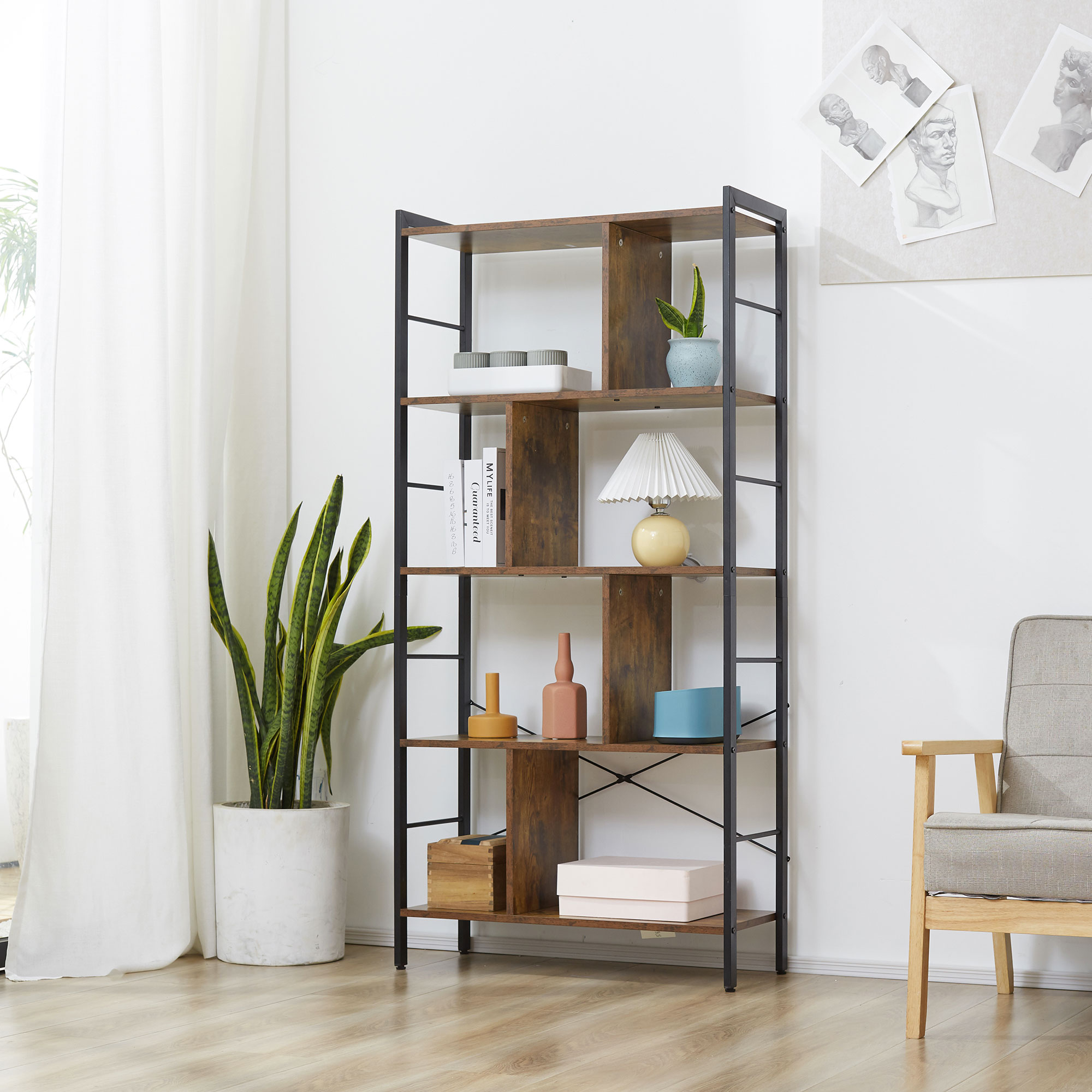 Una estantería marrón con marco de metal negro junto a un sillón.