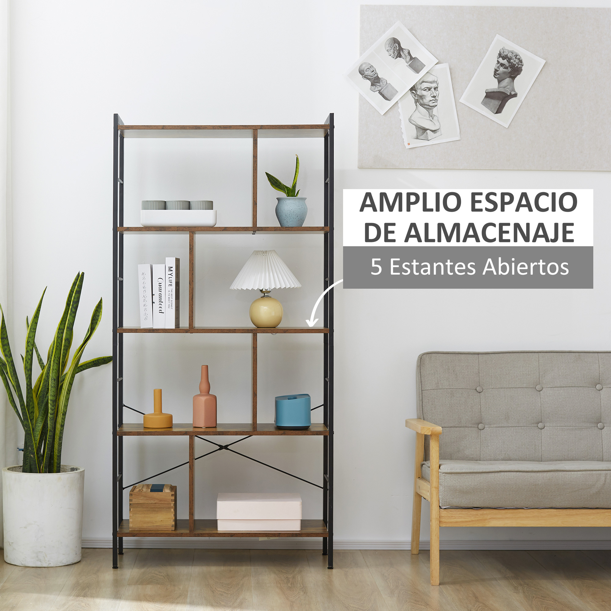 Un estante con libros, plantas y objetos decorativos está junto a un sofá.