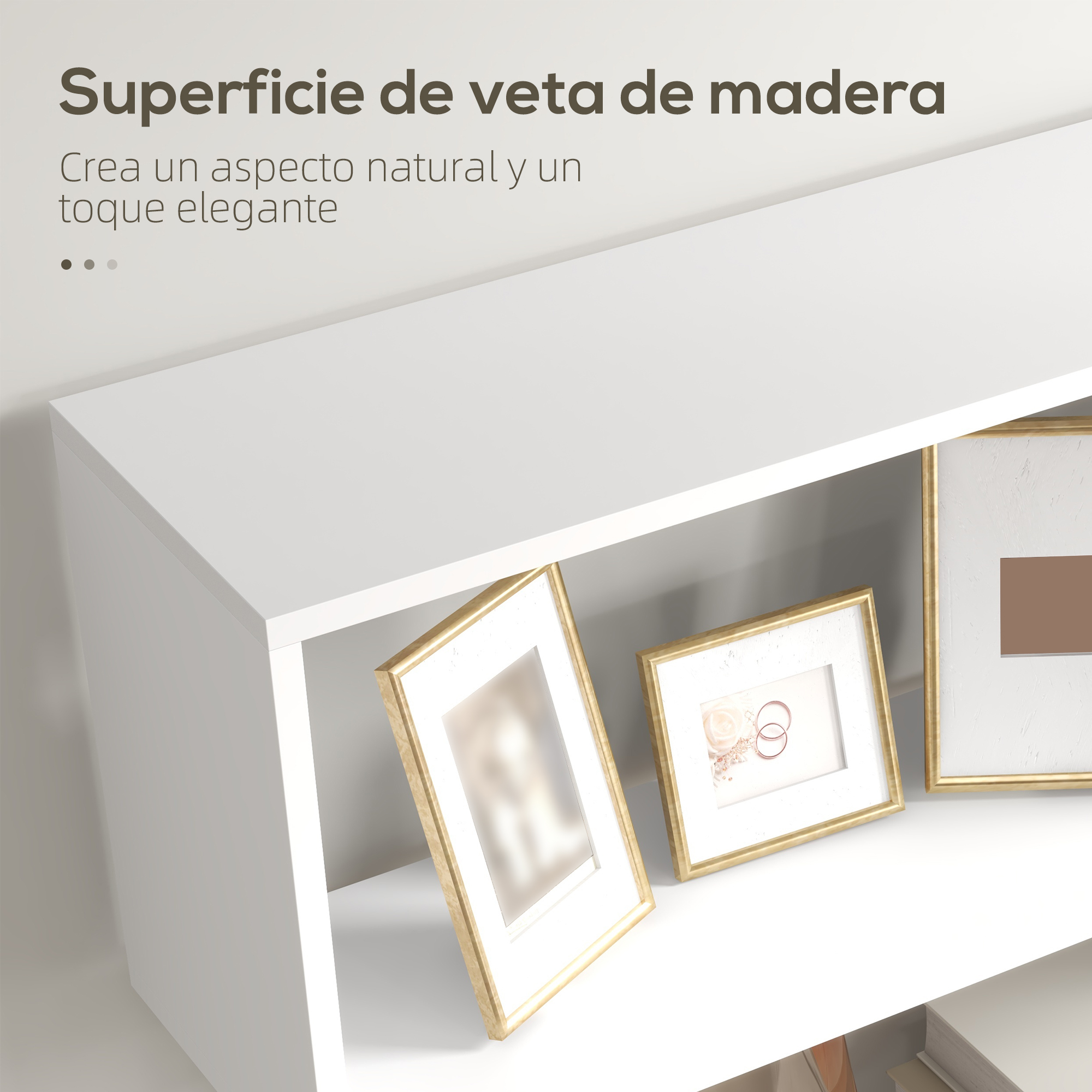 Estantes blancos con marcos dorados y decoraciones.