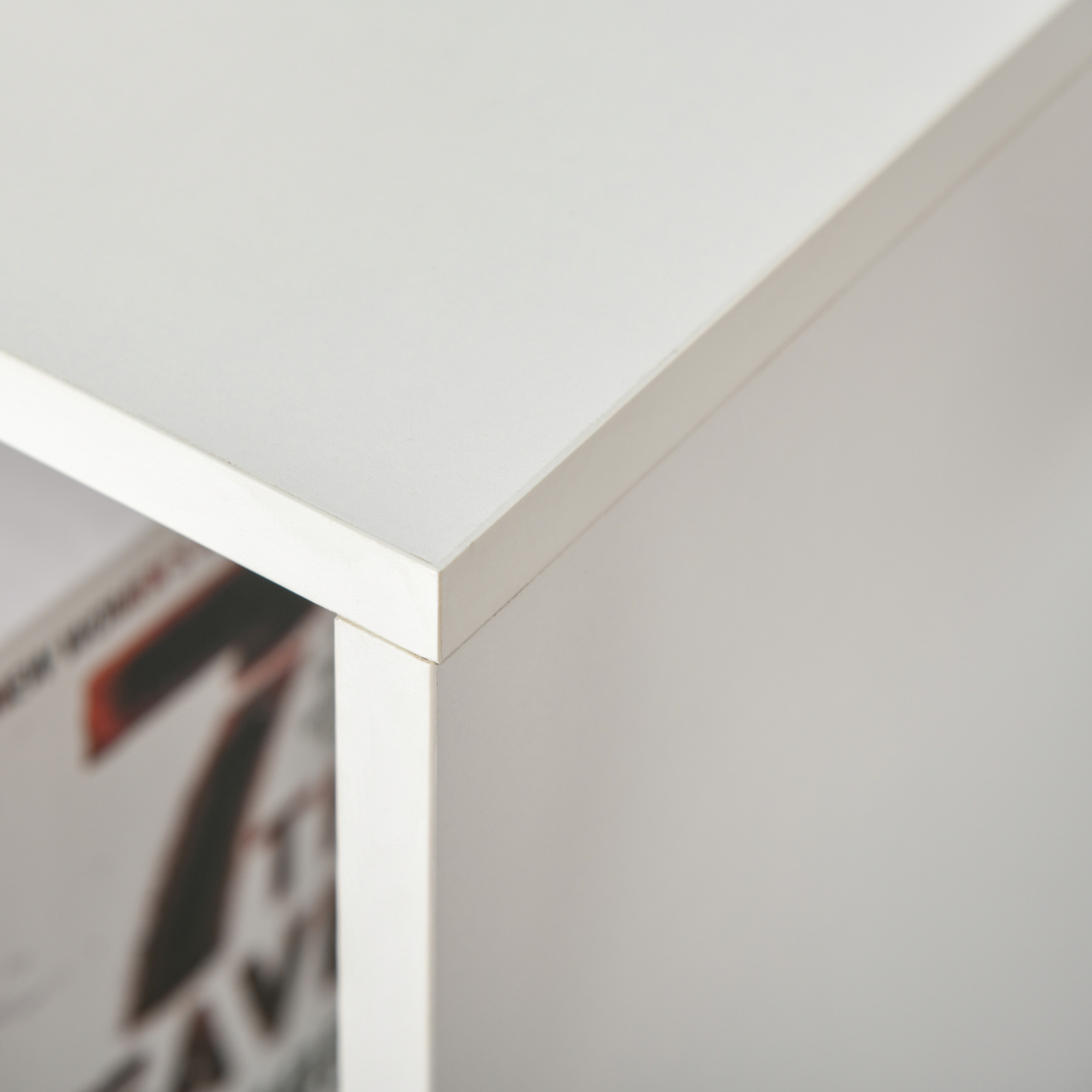 Superficie de estante blanco con vista a libros con el número 7.