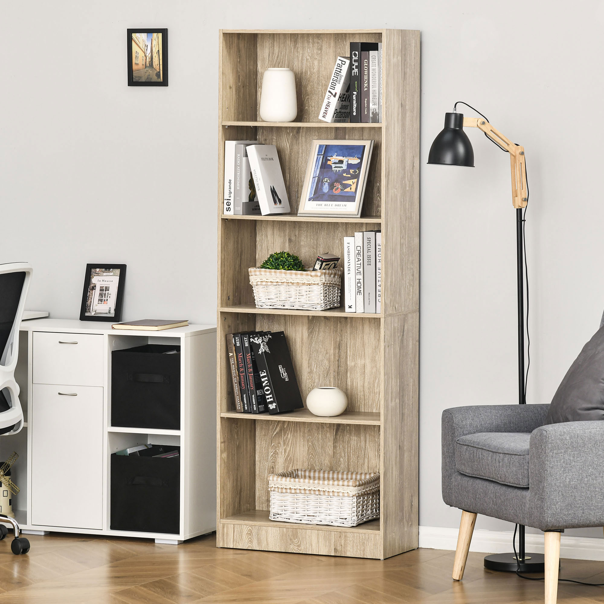 Estantería con libros, cestas y decoración. Al lado, un sillón y una lámpara.