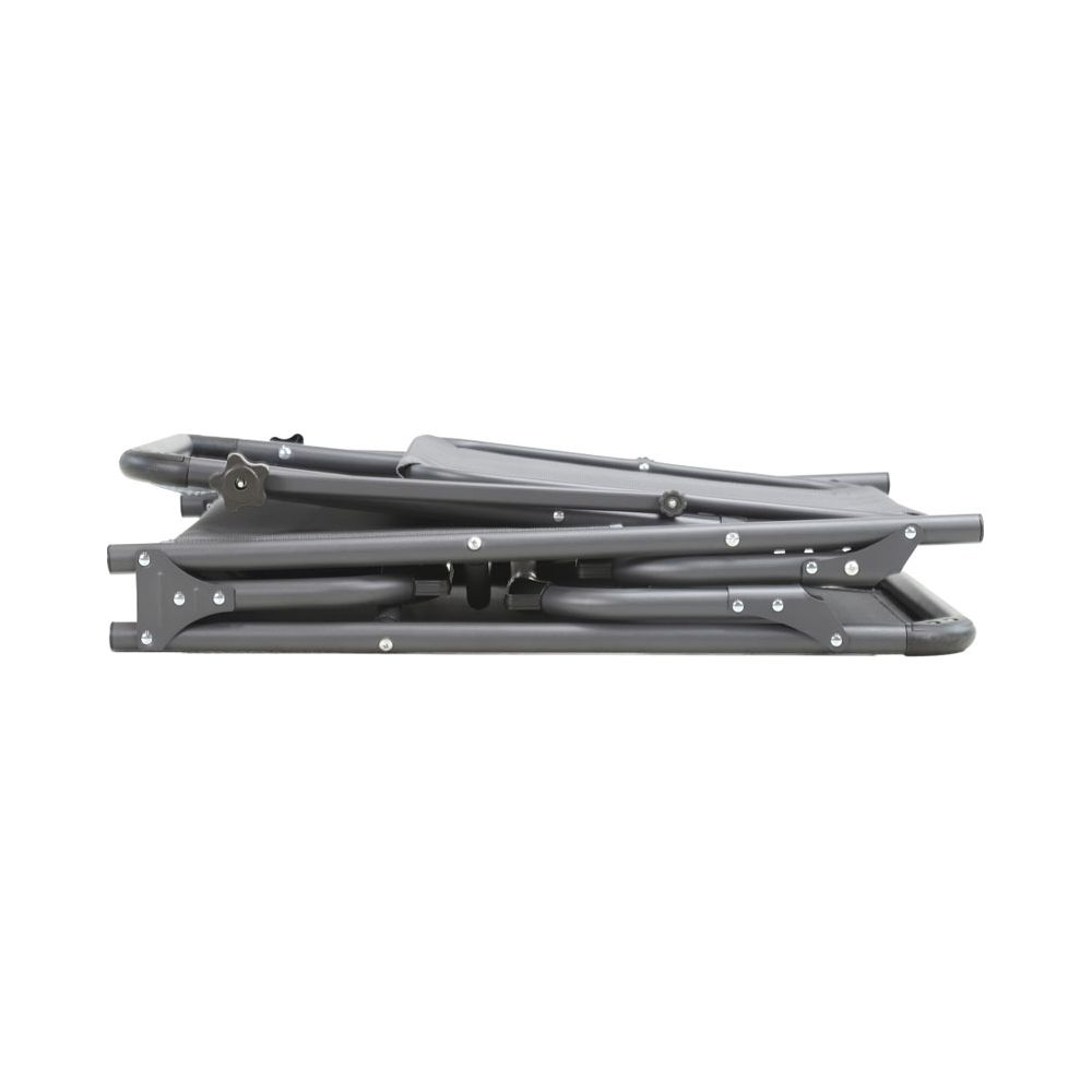 Ein zusammengeklappter grauer Liegestuhl mit Metallgestell, seitliche Ansicht.