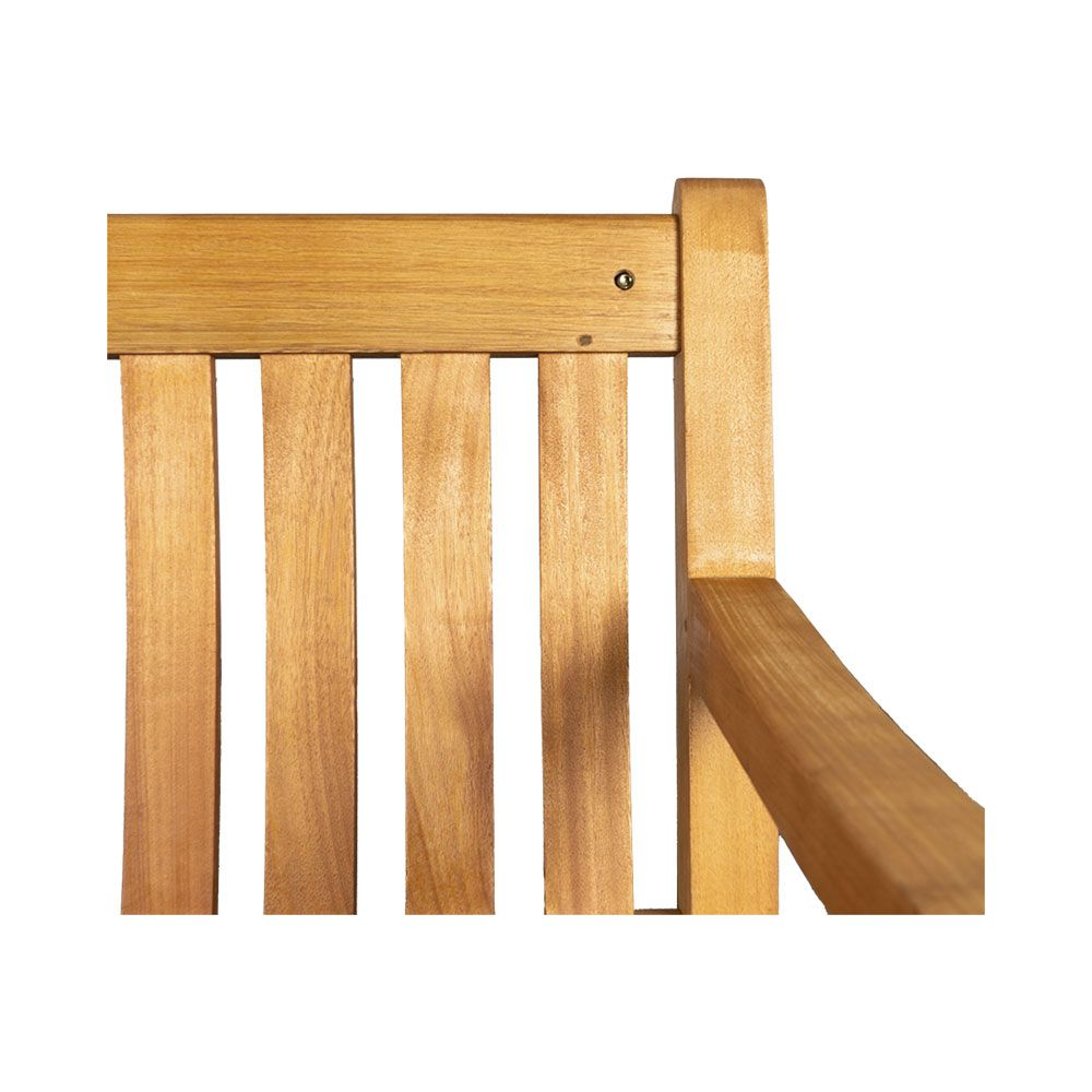 Naheaufnahme einer Holzbank. Vertikale Lamellen und eine Armlehne.