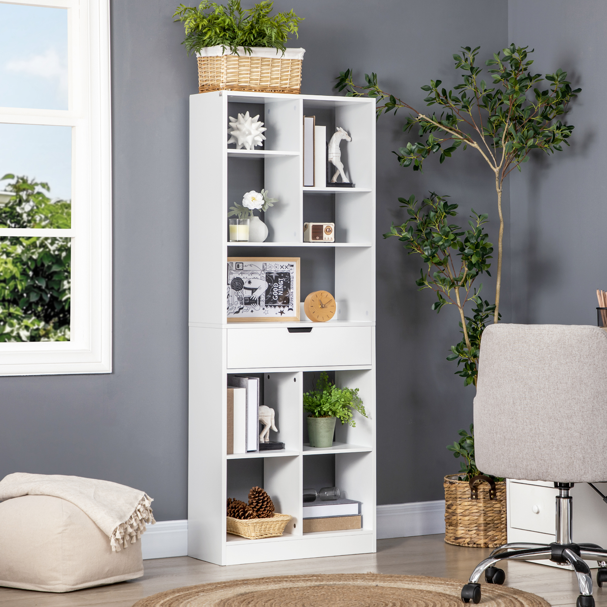 Una estantería blanca con plantas, libros y decoraciones junto a una ventana.