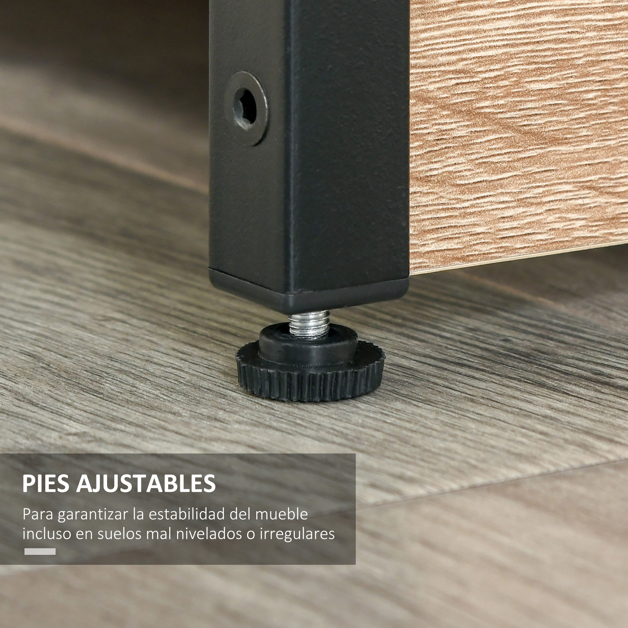 Pie ajustable de mueble sobre suelo de madera.