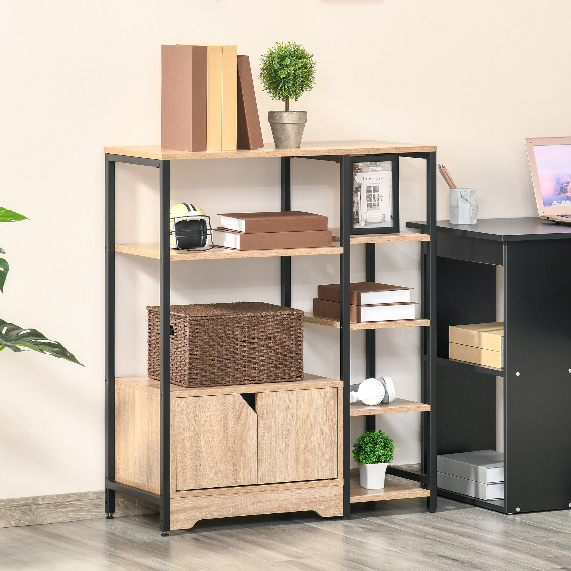 Estante con libros, casco, cesta y plantas. Un escritorio al lado.