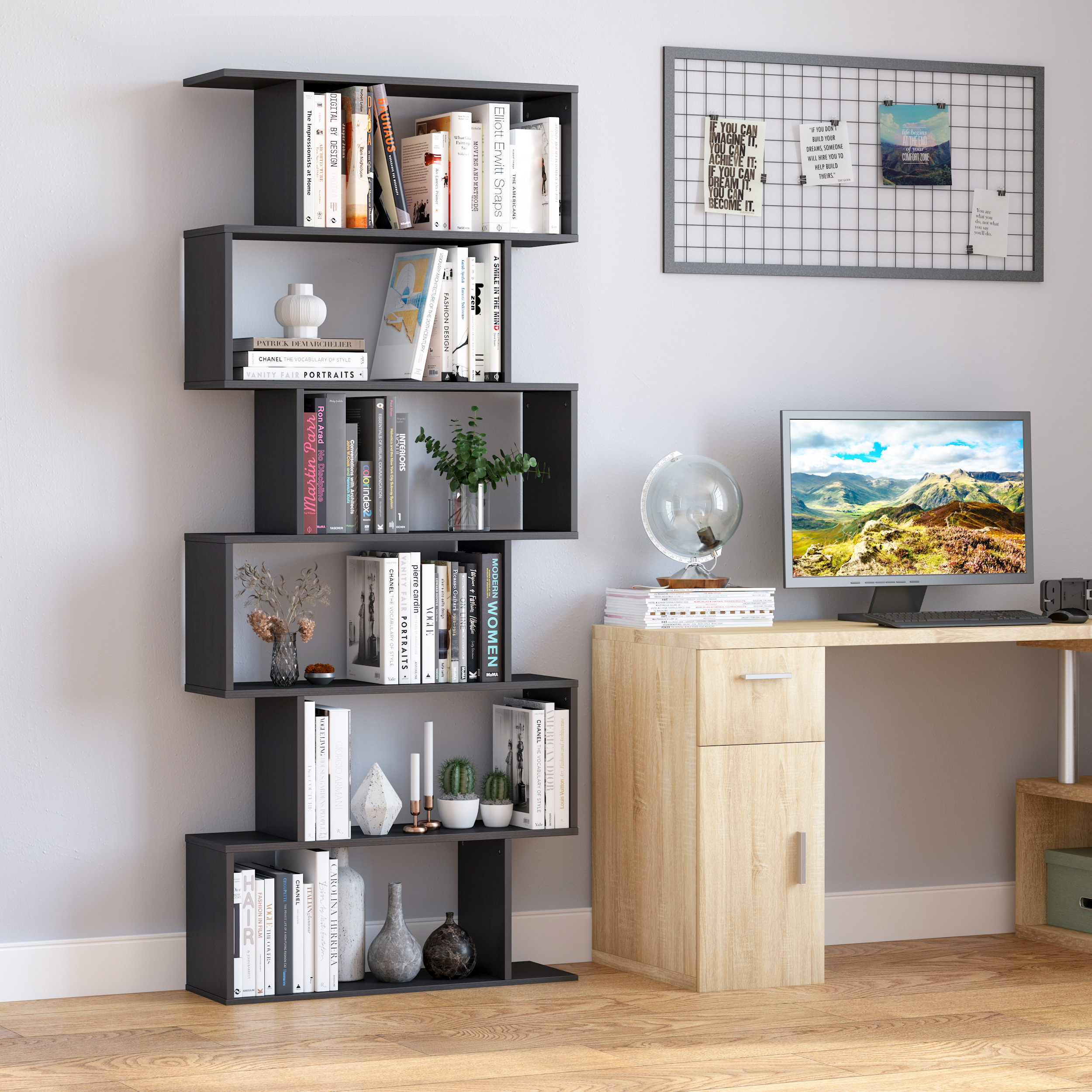 Una estantería con libros y decoración junto a un escritorio con ordenador.