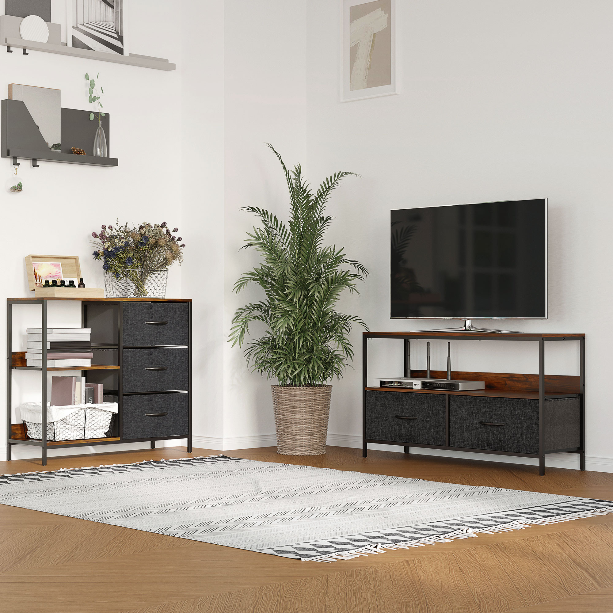 Una sala de estar con TV, planta, estantería y alfombra sobre suelo de madera.