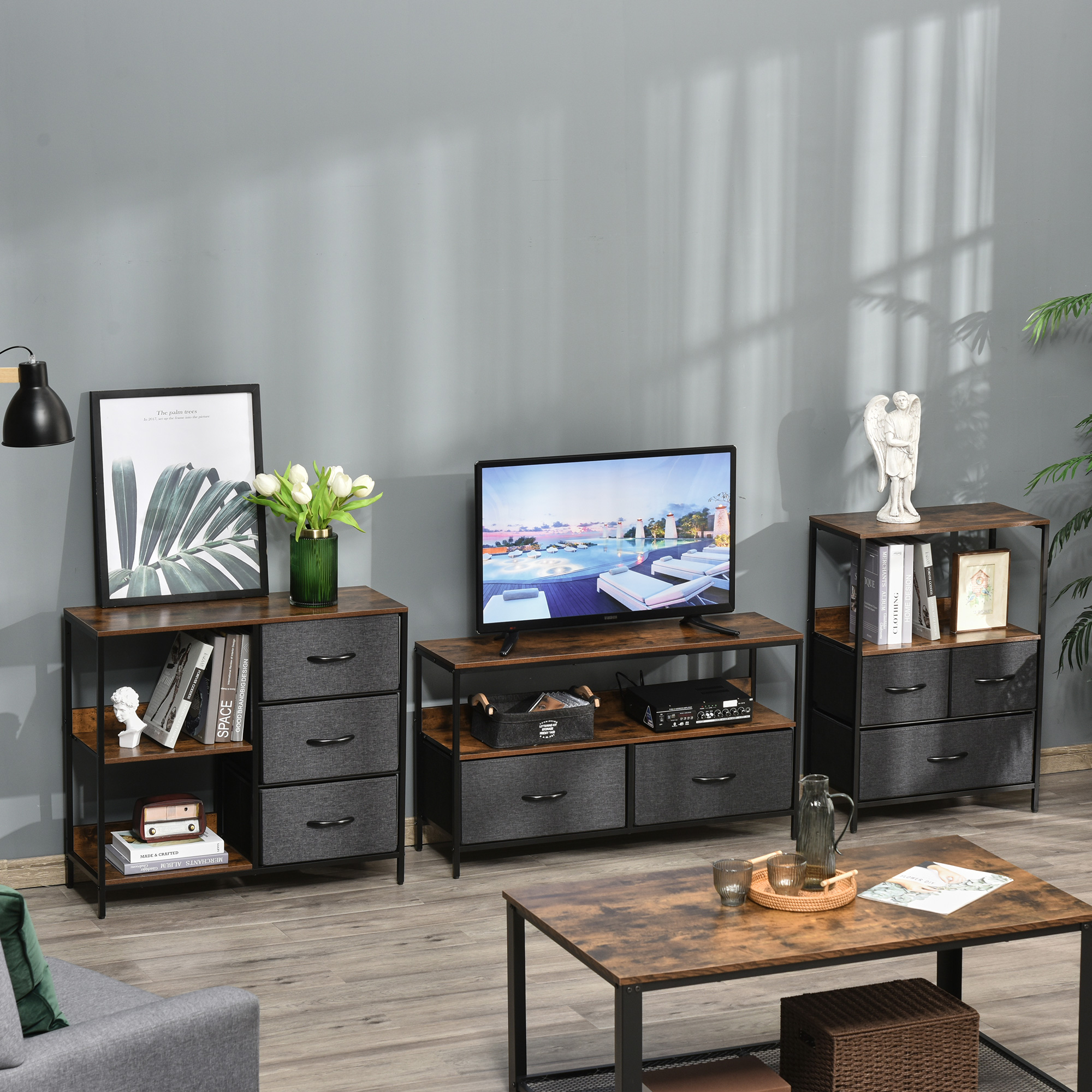 Una sala de estar con dos cómodas, un mueble de TV, televisión y mesa de centro.