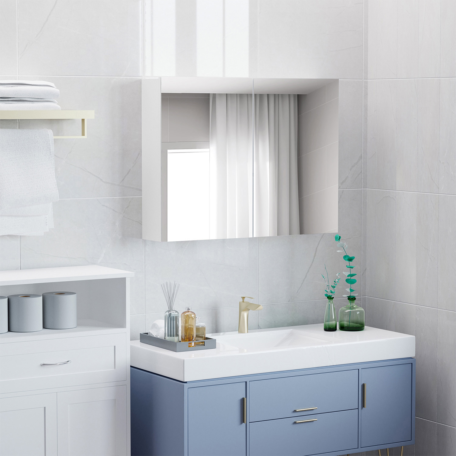 Baño con lavabo blanco, mueble azul y espejo. Toallas y decoración.