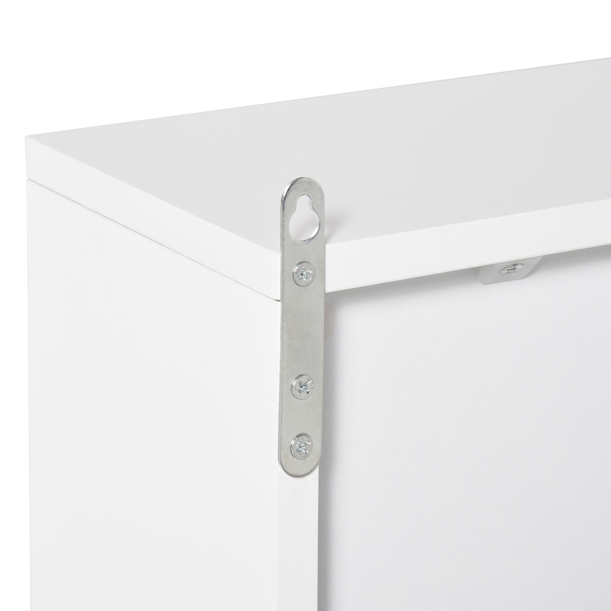 Un mueble blanco con un colgador metálico y tres tornillos.