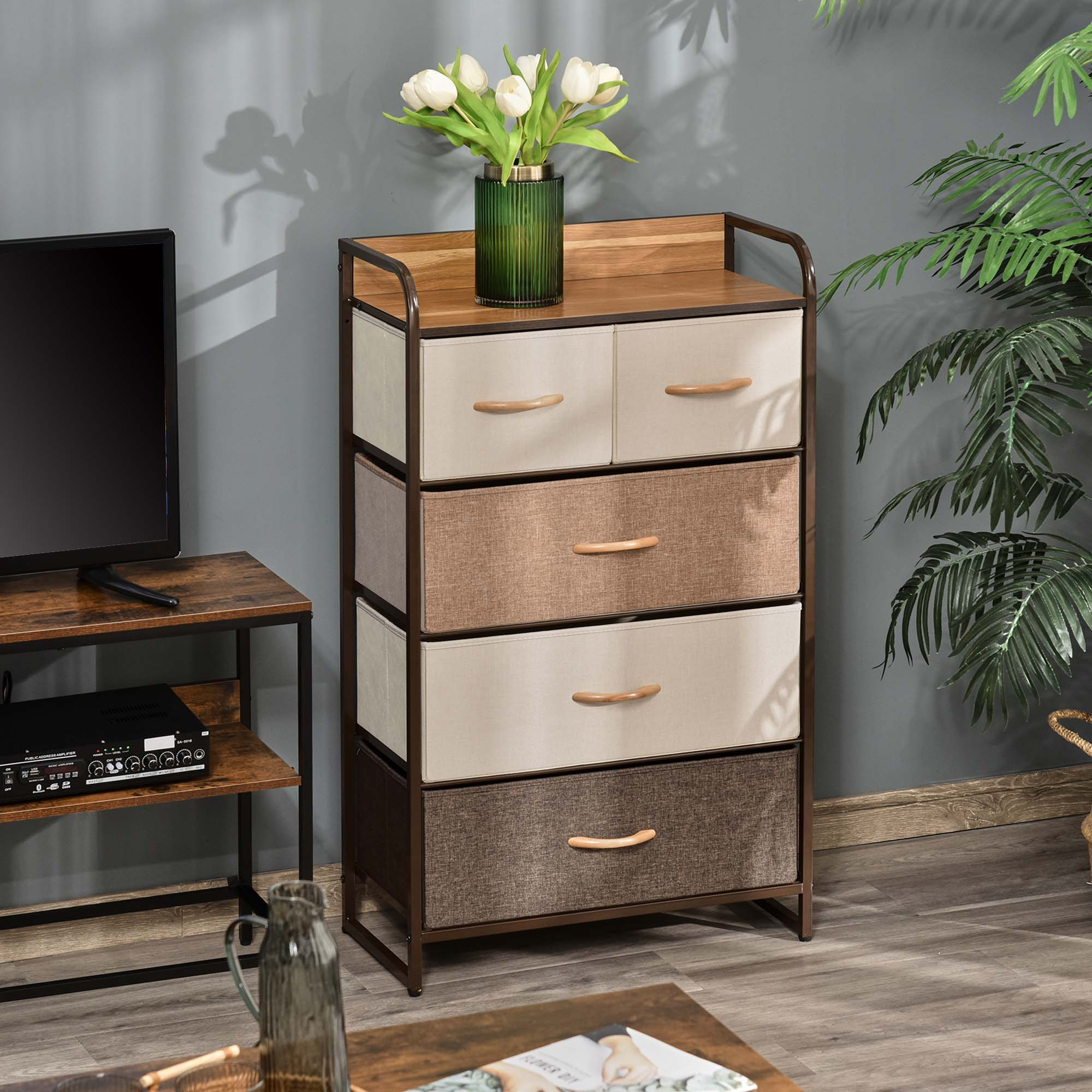 Cómoda de tela marrón con cuatro cajones, tapa de madera, tulipanes blancos.