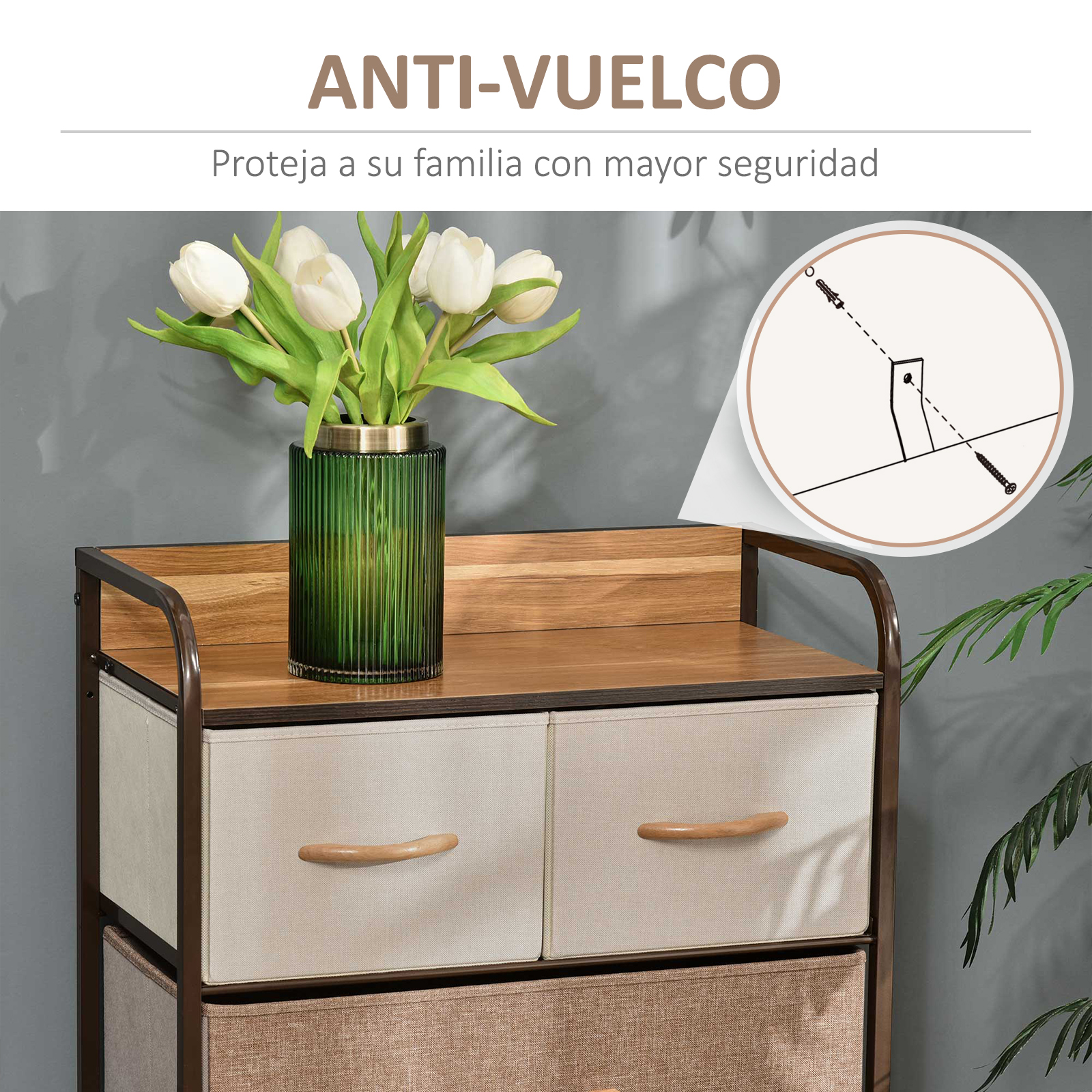 Un jarrón verde con tulipanes blancos sobre una superficie de madera junto a cajones.