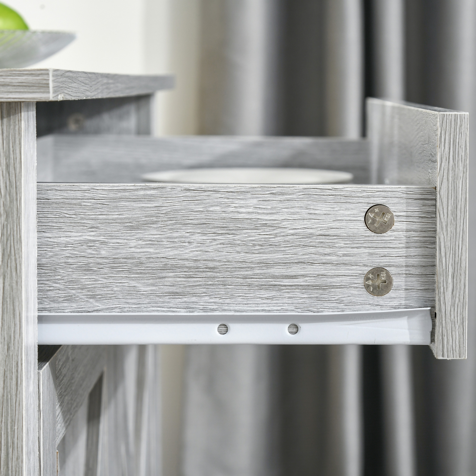 Cajón abierto de chapa de madera gris con rieles y tornillos plateados visibles.