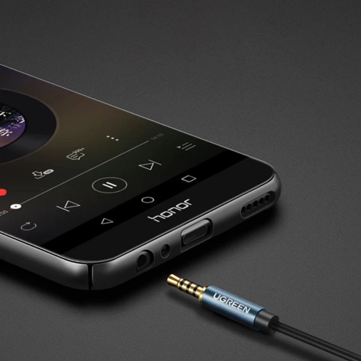 Smartfon z interfejsem odtwarzacza muzyki i wtyczką audio.