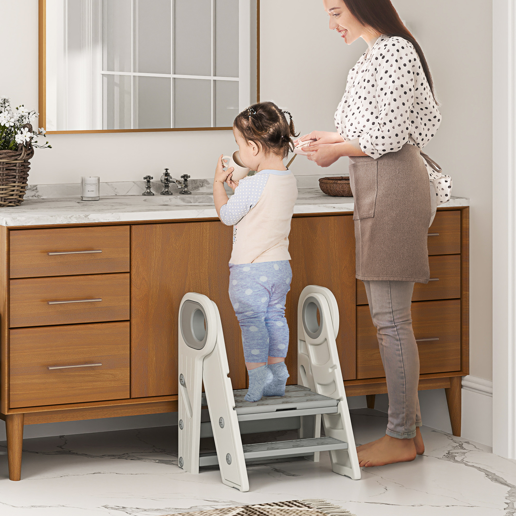 Madre peina a un niño en un taburete en el baño.