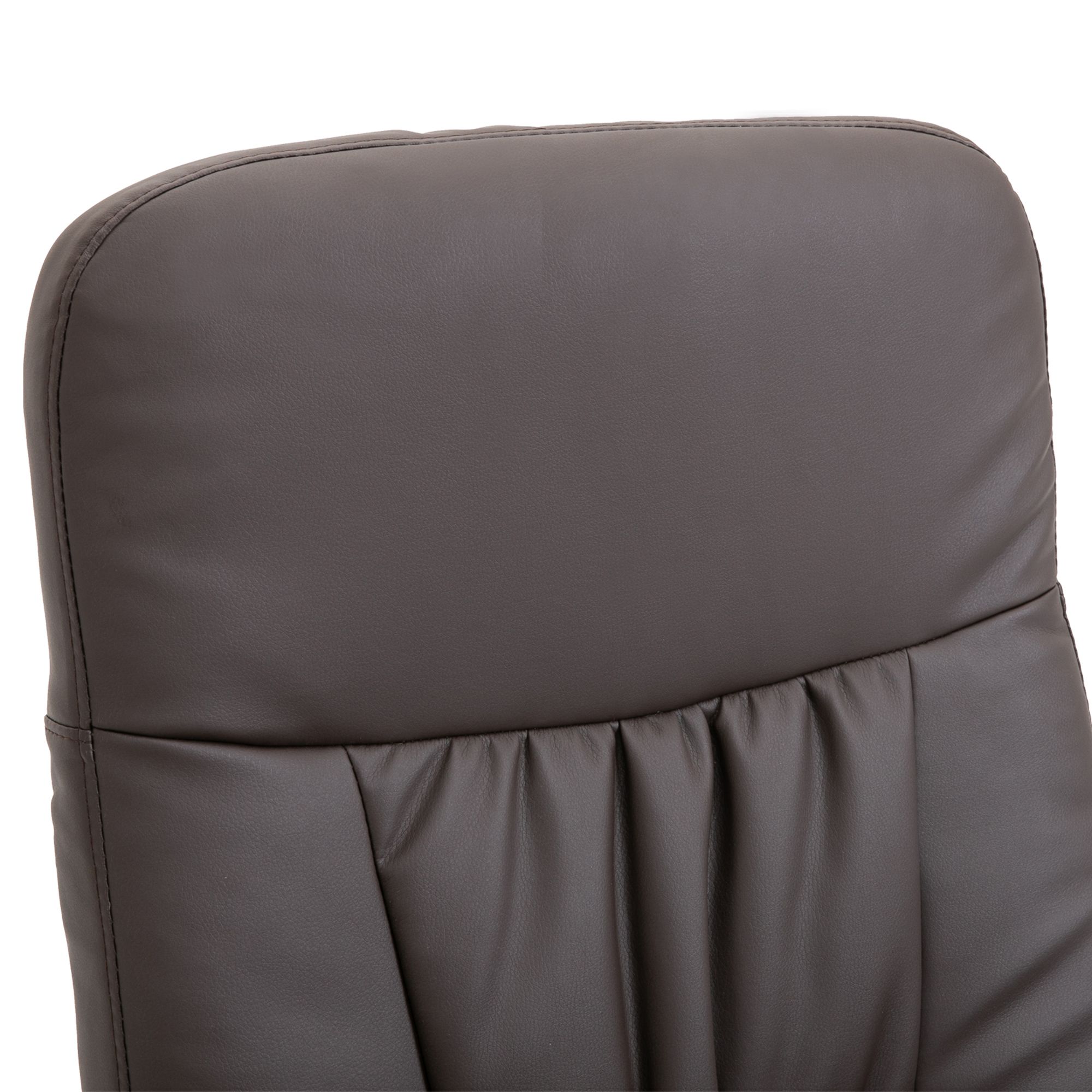Primer plano del respaldo de una silla de cuero sintético marrón con costuras.