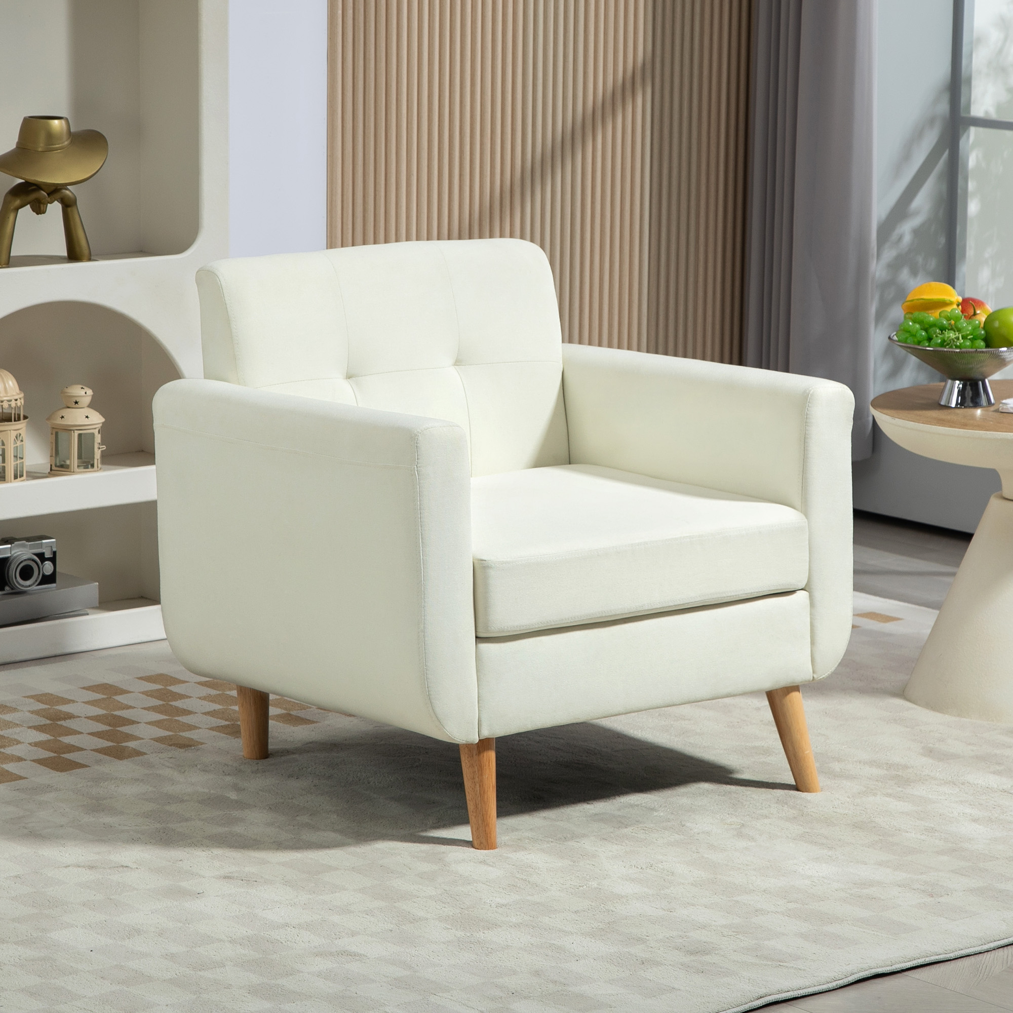 Un sillón color crema con patas de madera se asienta sobre una alfombra estampada.