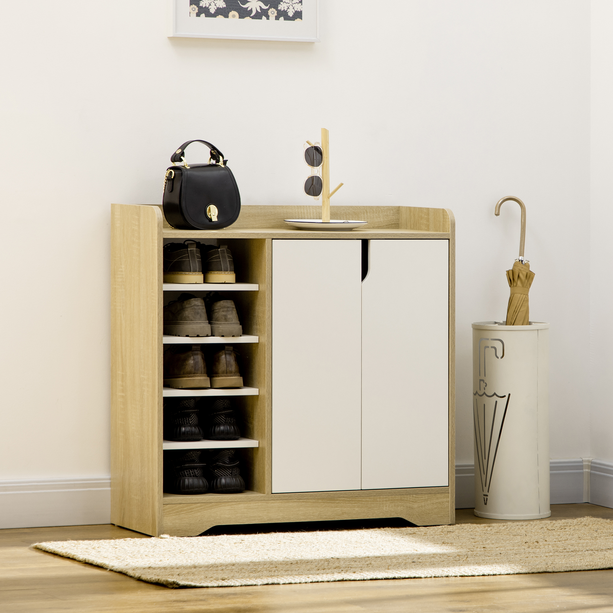 Un zapatero de madera con puertas blancas, con zapatos, un bolso y gafas de sol encima.