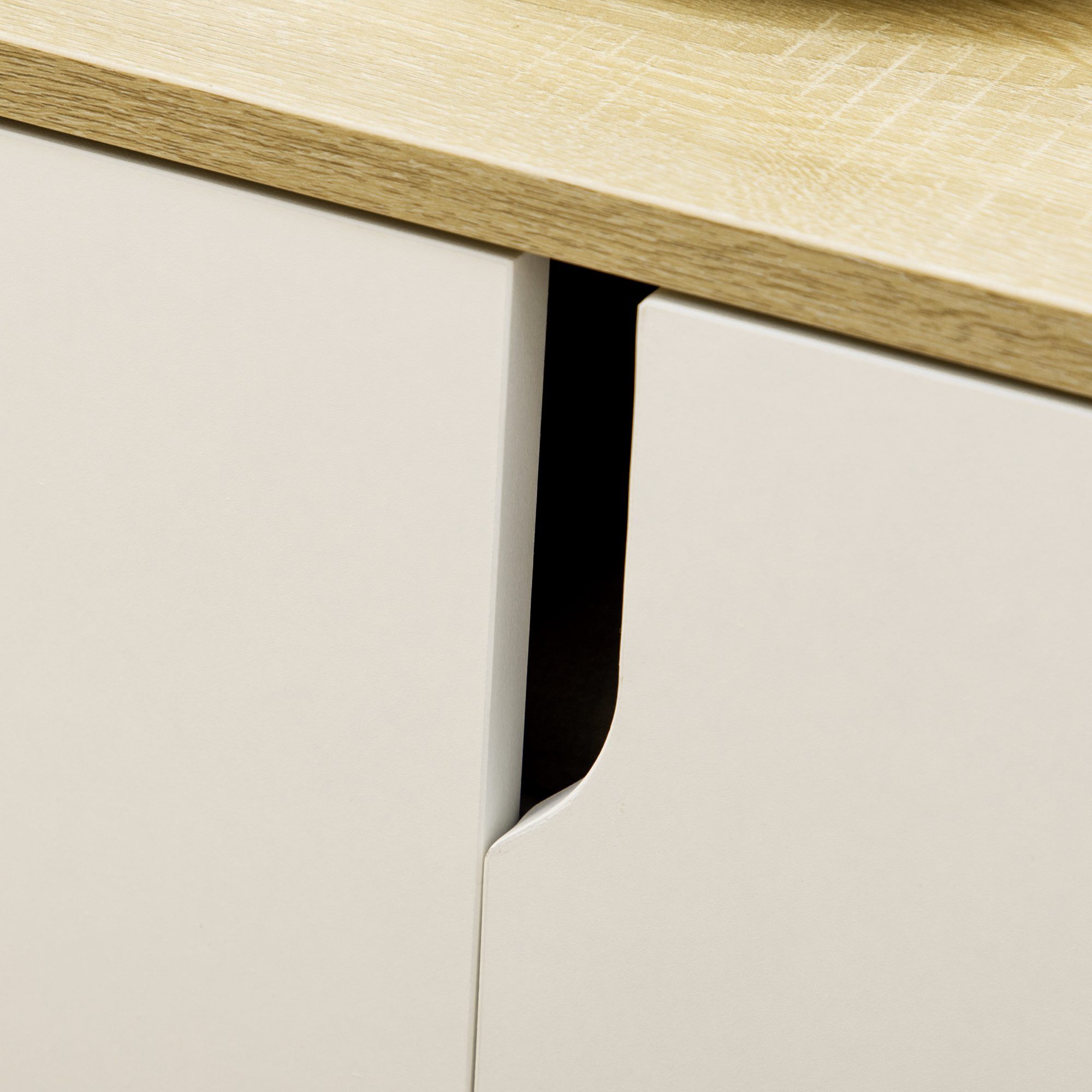 Primer plano de superficie de madera sobre dos superficies color crema con hueco.